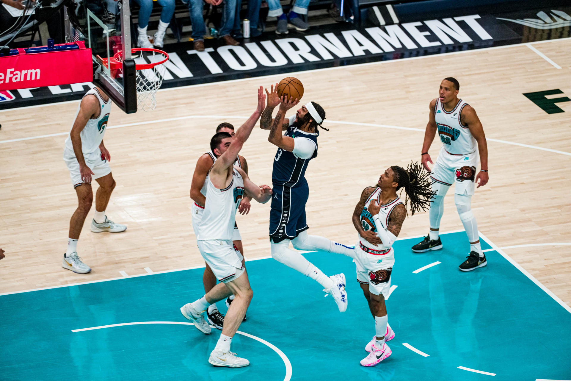Anthony Davis (c) de Mavericks lanza a canasta durante el partido contra Memphis Grizzlies. EFE/ Matthew A. Smith