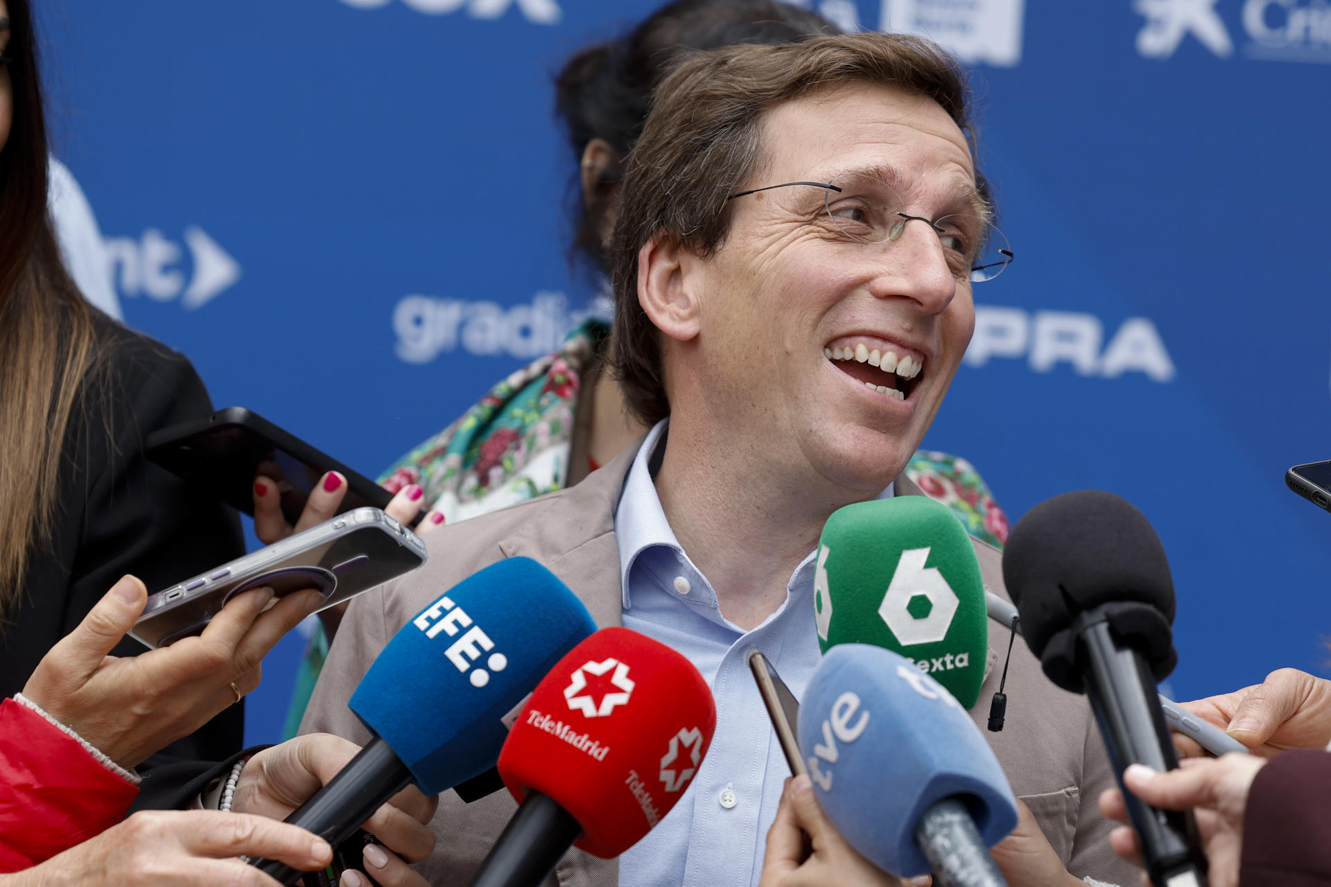 El alcalde de Madrid, José Luis Martínez-Almeida atiende a los medios tras participar en la última jornada del foro 'Wake up, Spain' este viernes en Madrid. EFE/Juan Carlos Hidalgo