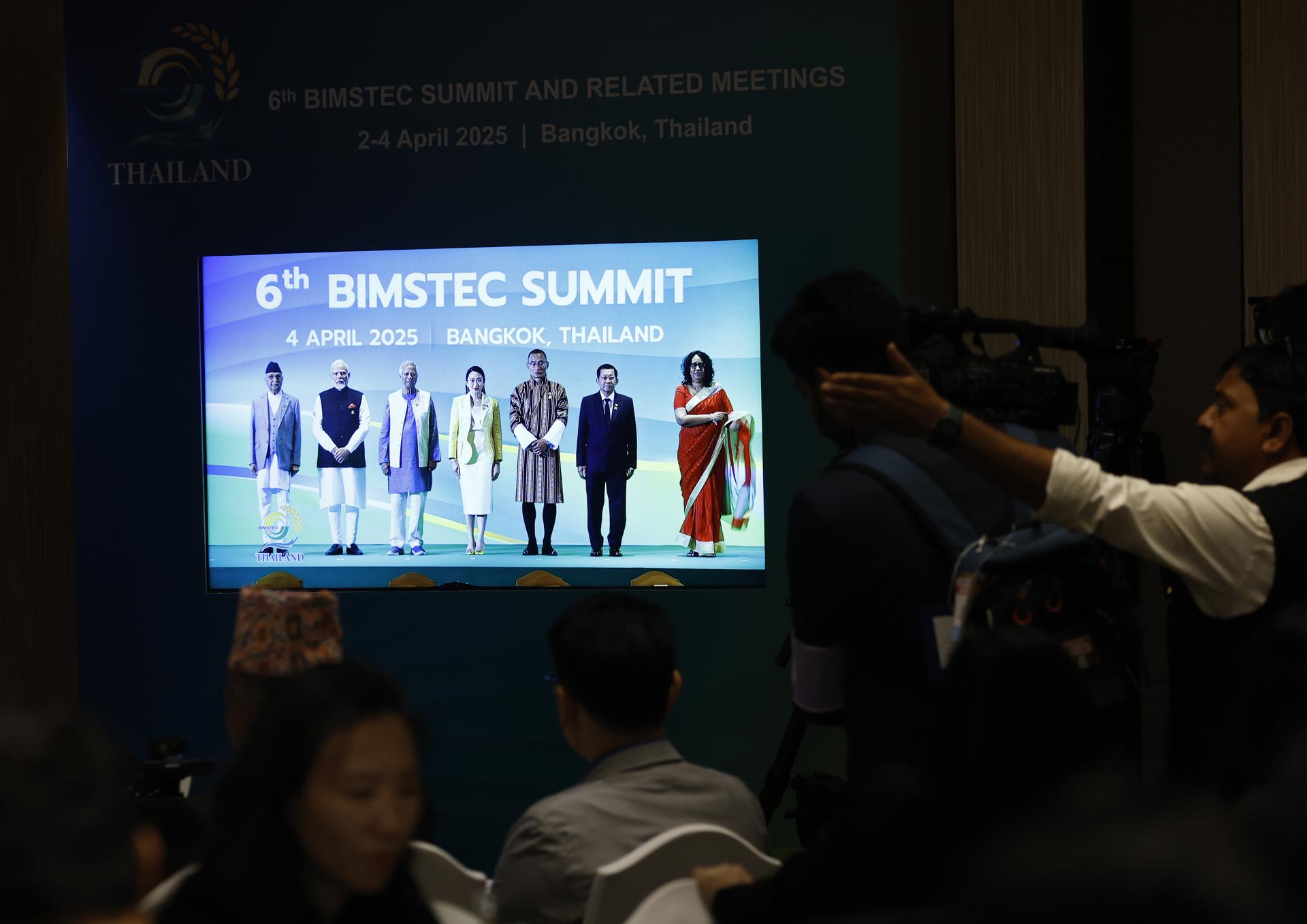 BANGKOK (Thailand), 04/04/2025.- Members of the media watch the live broadcast of six countries' leaders attending the BIMSTEC Summit as the session is closed for media coverage during the 6th Bay of Bengal Initiative for Multi-Sectoral Technical and Economic Cooperation (BIMSTEC) Summit in Bangkok, Thailand, 04 April 2025. All leaders of BIMSTEC members countries of Bangladesh, Bhutan, India, Nepal, and Sri Lanka, including Myanmar's junta chief Min Aung Hlaing, participated in the 6th Bay of Bengal Initiative for Multi-Sectoral Technical and Economic Cooperation (BIMSTEC) Summit to discuss the cooperation on trade, investment and food security. (Bután, Birmania, Tailandia) EFE/EPA/NARONG SANGNAK
