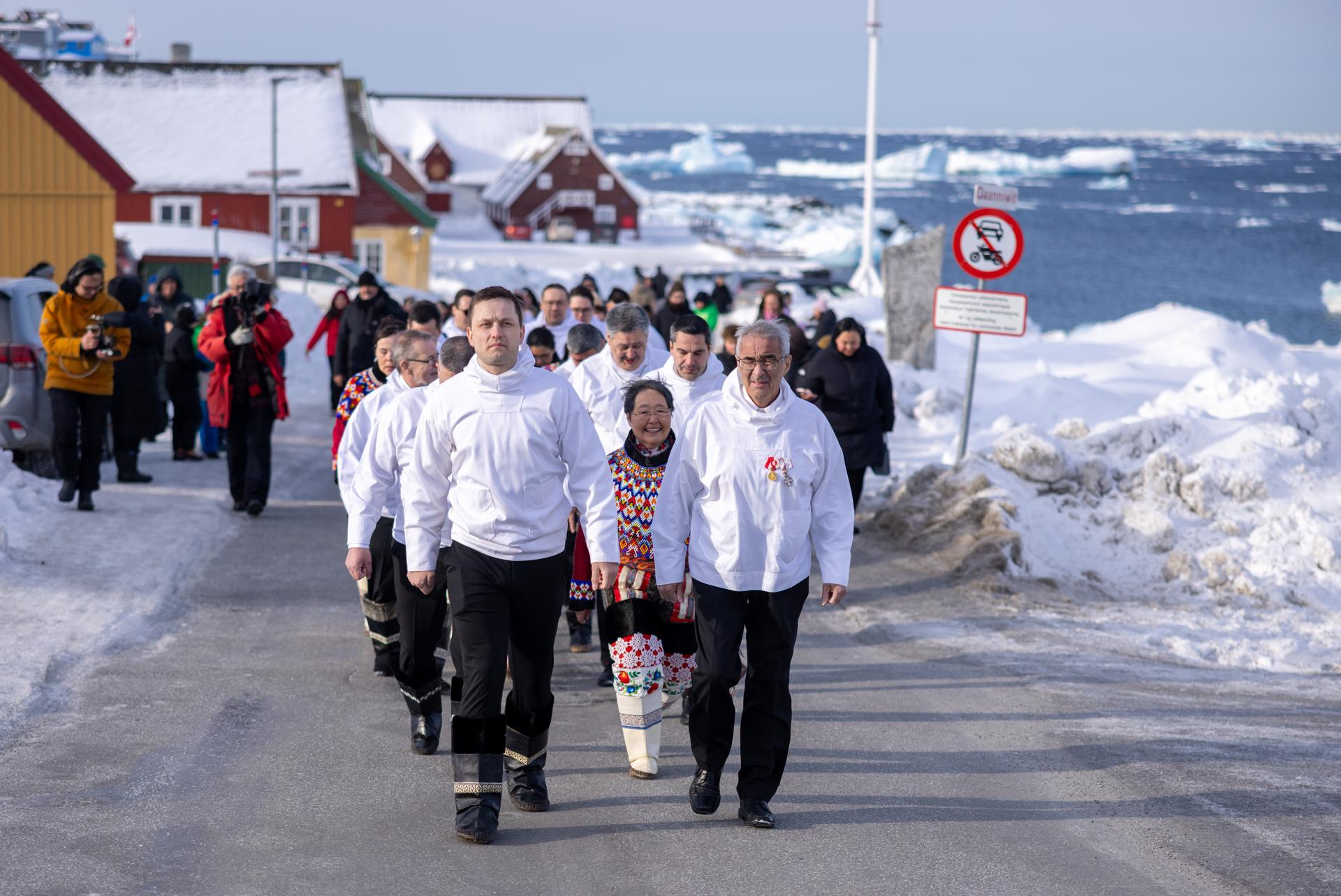 El jefe del gobierno Jens-Frederik Nielsen del partido Demokraatit (frente L) camina en la procesión desde la casa de Hans Egede hasta la Catedral de Nuuk, donde se celebra un servicio durante la reunión constitutiva del nuevo parlamento electo en Nuuk, Groenlandia, el 07 de abril de 2025. Groenlandia EFE/EPA/EMIL STACH DINAMARCA FUERA