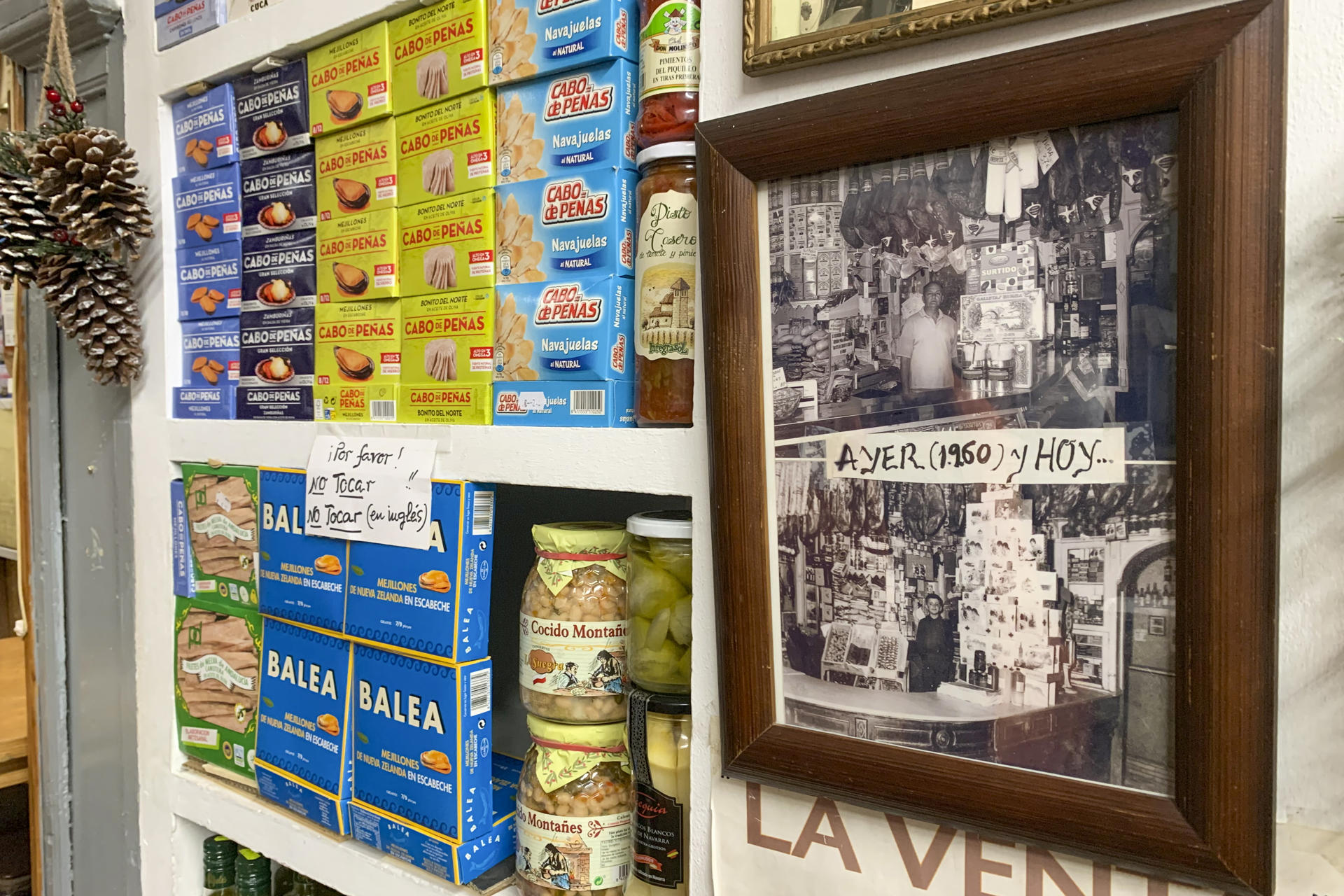 Detalle de unos envases de conservas en una tienda de ultramarinos EFE/ Miguel Salvatierra