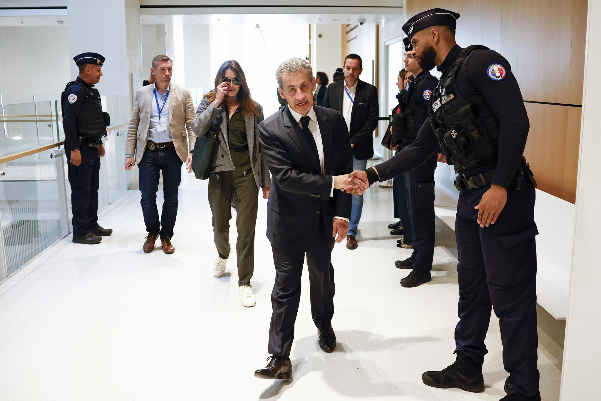 El ex presidente francés Nicolas Sarkozy llega con su esposa Carla Bruni al tribunal en París, Francia, el 08 de abril de 2025. Sarkozy y otras doce personas, incluidos tres exministros, están siendo juzgados por conspiración criminal para recibir fondos para la campaña presidencial de 2007 del régimen del fallecido líder libio Muammar Gaddafi. Sarkozy ha sido condenado dos veces, en dos casos separados, desde que dejó el cargo en 2012. El juicio durará hasta el 10 de abril. (Francia) EFE/EPA/YOAN VALAT