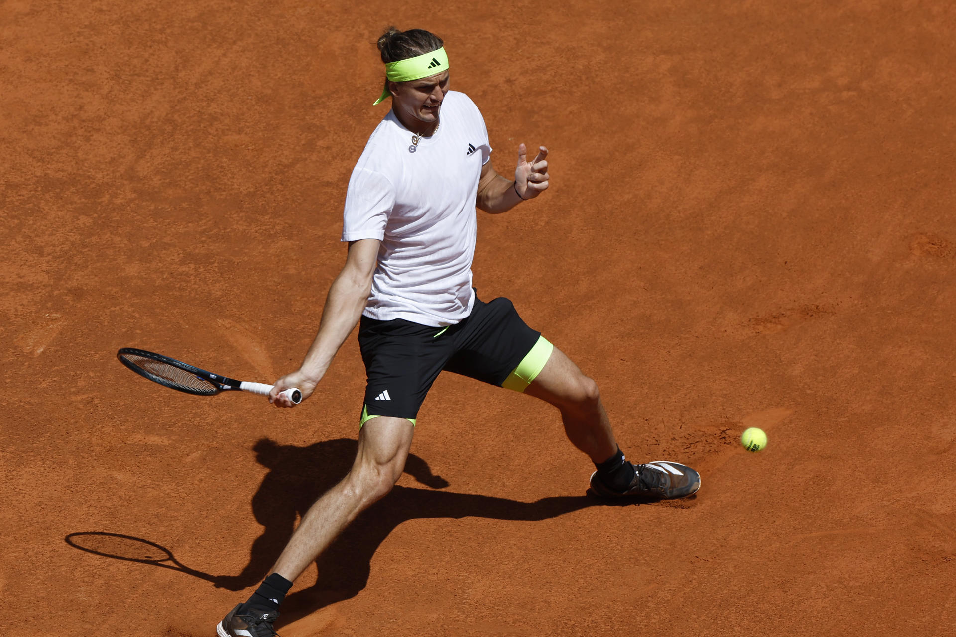 El tenista alemán Alexander Zverev devuelve una bola al español Roberto Bautista durante el partido de la ronda 64 del Mutua Madrid Open de tenis que se disputa este viernes en la Caja Mágica, en Madrid. EFE/Chema Moya