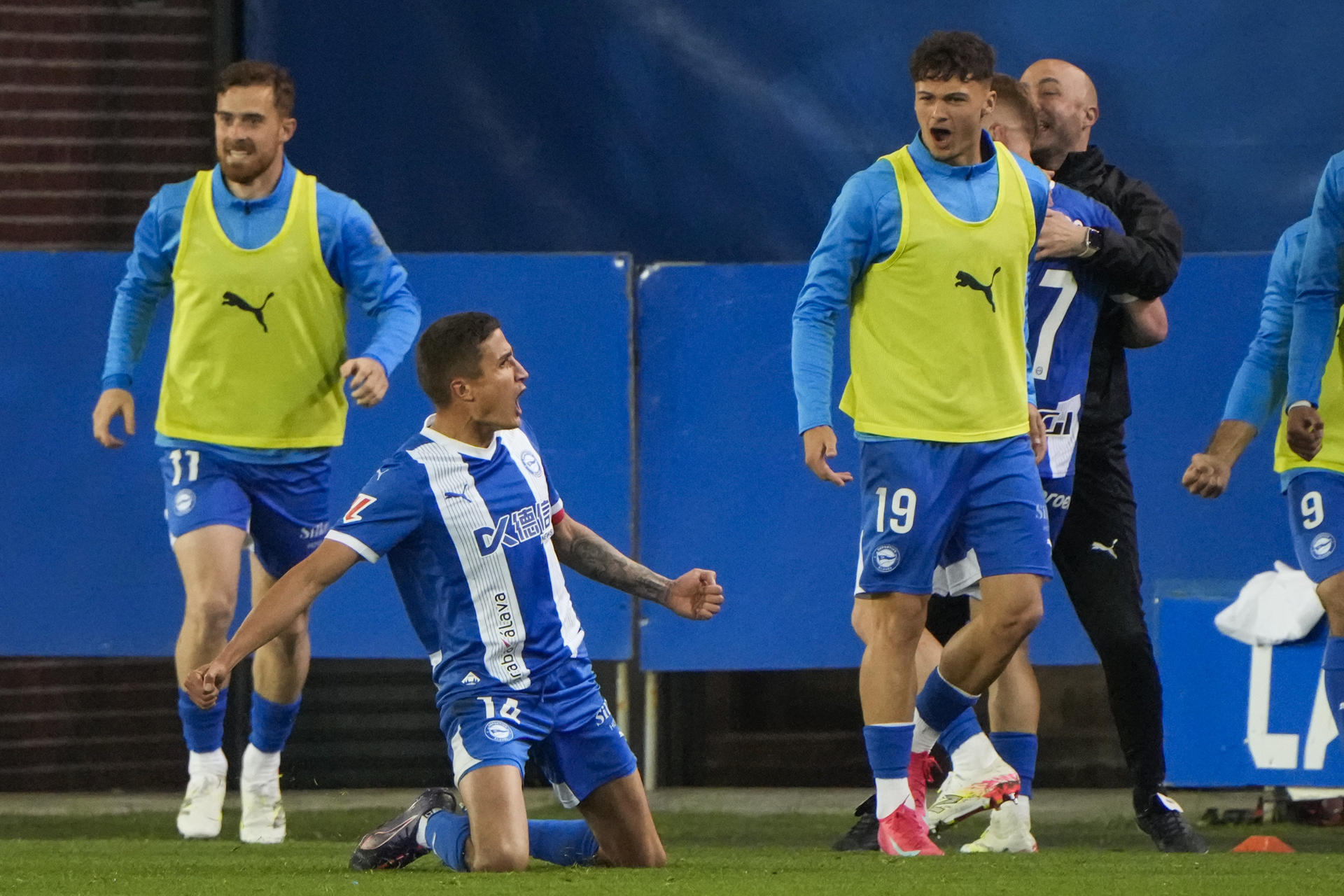 El defensa argentino del Alavés, Nahuel Tenaglia, celebra el primer gol de su equipo durante el partido de la jornada 33 de LaLiga que Deportivo Alavés y Real Sociedad disputan hoy miércoles en Mendizorroza. EFE/ Adrián Ruiz Hierro