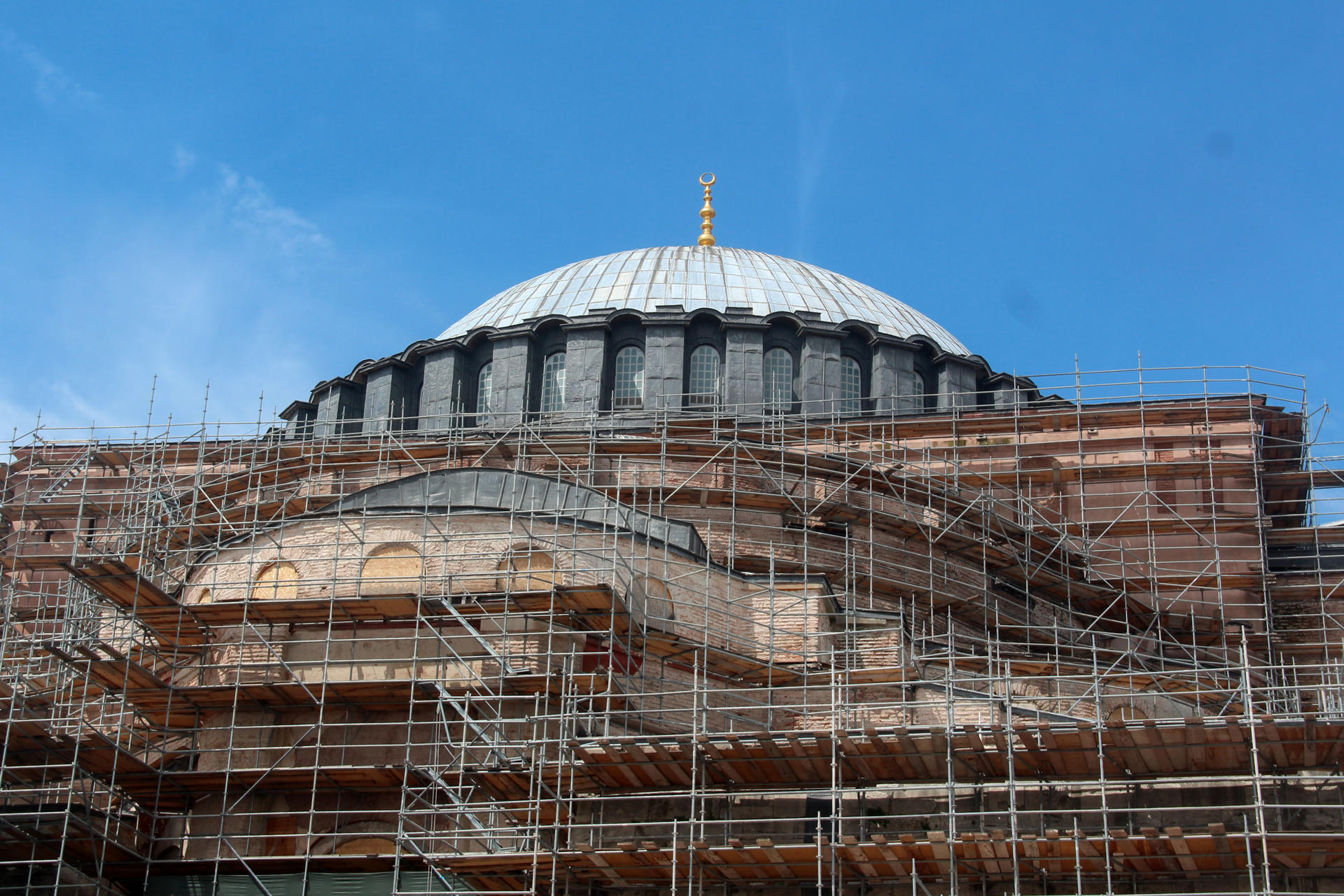 Por primera vez en unos mil años la cúpula de la famosa basílica de Santa Sofía de Estambul, hoy una mezquita, se someterá a una restauración que durará años y que afronta el desafío de proteger la histórica construcción de un eventual gran terremoto. Sin impedir las visitas ni el culto, las obras acaban de comenzar con la instalación de un andamio en la fachada oriental de la basílica. EFE/ Ilya U. Topper