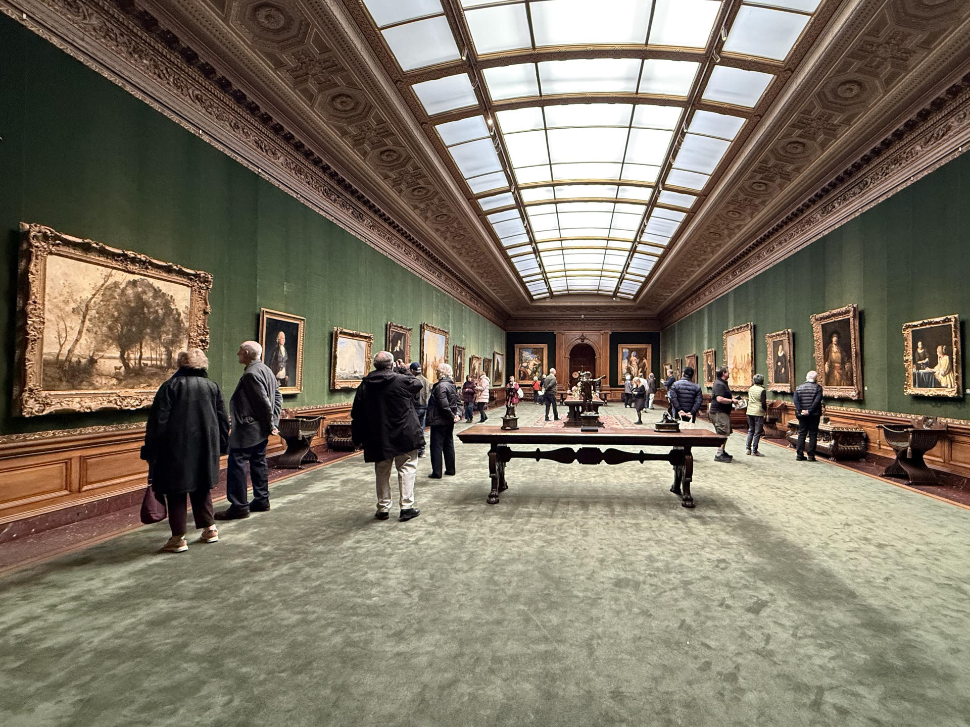 Personas observan las obras colgadas en la galería oeste del museo Frick Collection este jueves en Nueva York (EE.UU.). EFE/ Sarah Yañez-Richards