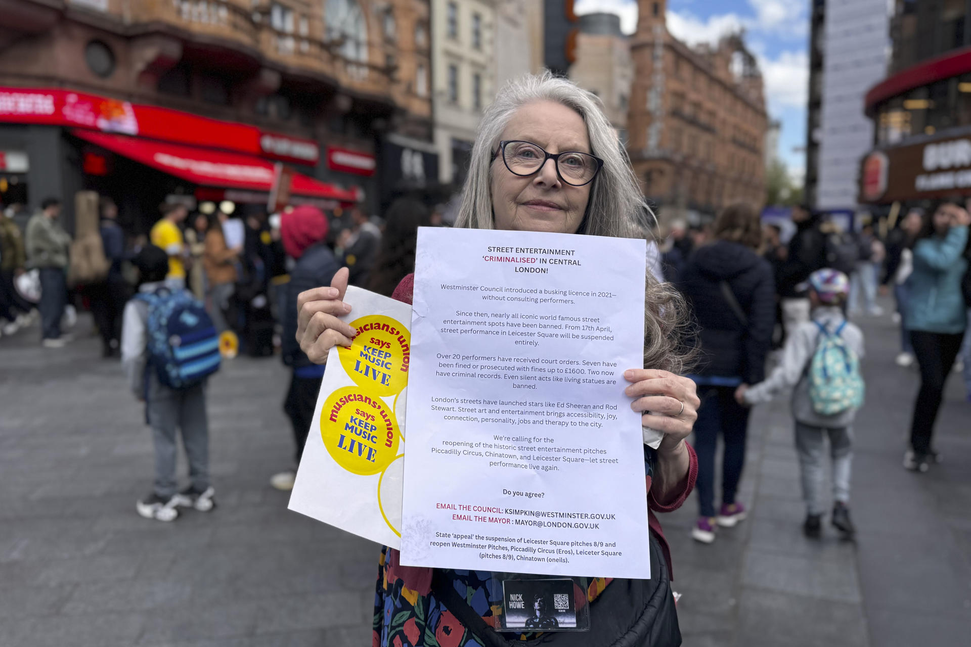 Desde este jueves, actuar en la plaza de Leicester Square, centro neurálgico de las artes escénicas de Londres, pasa a estar prohibido y será considerado delito tras quejas vecinales y un fallo judicial que ha supuesto un golpe para los artistas callejeros. En la imagen, Susannah Page, madre de uno de los músicos callejeros que actuaba en Leicester Square, durante la protesta que los músicos han llevado a cabo en Leicester Square en protesta por la suspensión de las actuaciones callejeras en la plaza a partir de este jueves. EFE/ Raúl Bobé
