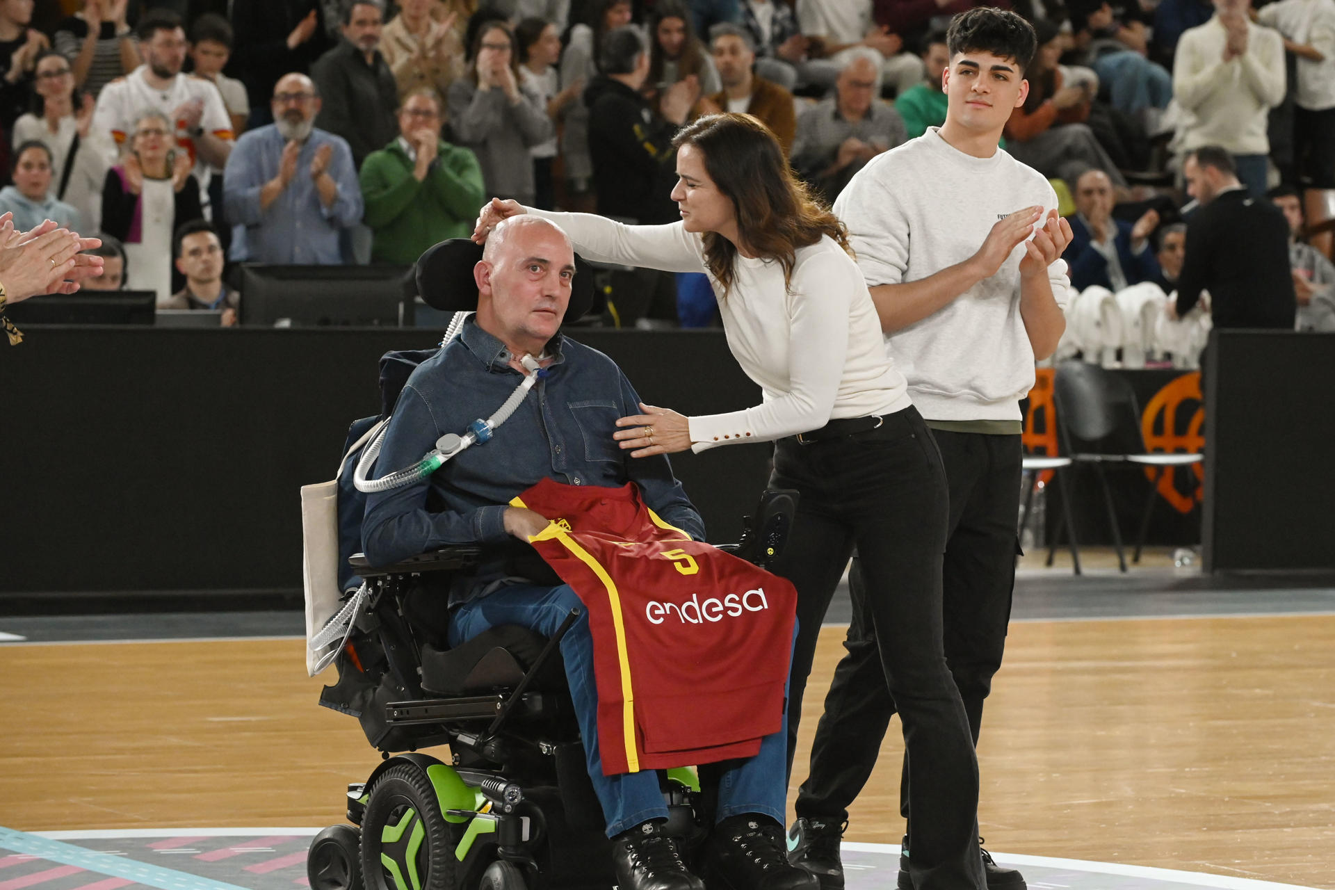 Imagen de archivo (25/02/2025): el exjugador de baloncesto león Urbano González Escapa (i), junto a su familia, es homenajeado por la Federación Española de Baloncesto (FEB) en el Palacio Municipal de Deportes de León. EFE/ J.Casares