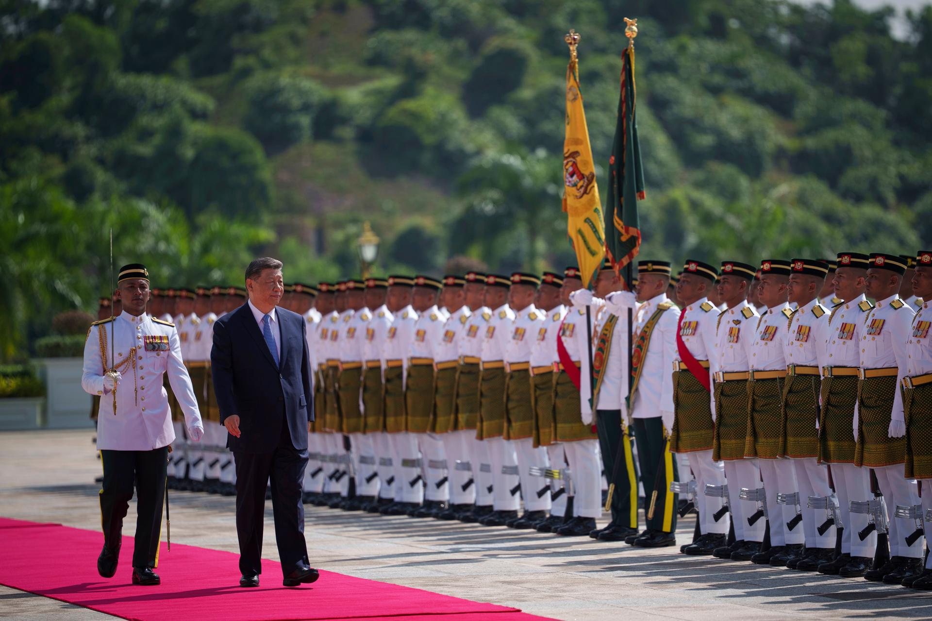 Kuala Lumpur (MYS), 16/04/2025.- Chinese President Xi Jinping, inspects as honor guard during an official welcoming ceremony at the national palace in Kuala Lumpur, Malaysia, 16 April 2025. (Malasia) EFE/EPA/VINCENT THIAN / POOL