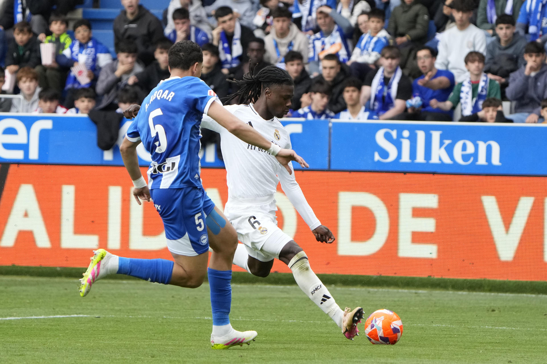 El defensa marroquí del Alavés Abdel Abqar (i) disputa un balón ante el centrocampista francés del Real Madrid Eduardo Camavinga en el estadio de Mendizorrotza de Vitoria. EFE/ Adrian Ruiz Hierro