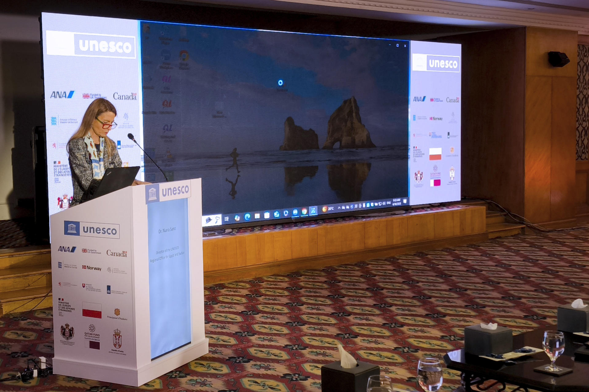 La directora de la oficina de la Unesco para Egipto y Sudán, Nuria Sanz, durante el discurso de apertura del taller interregional de la lucha contra el tráfico ilícito de bienes culturales, que se celebra en El Cairo. EFE/Isaac J. Martín