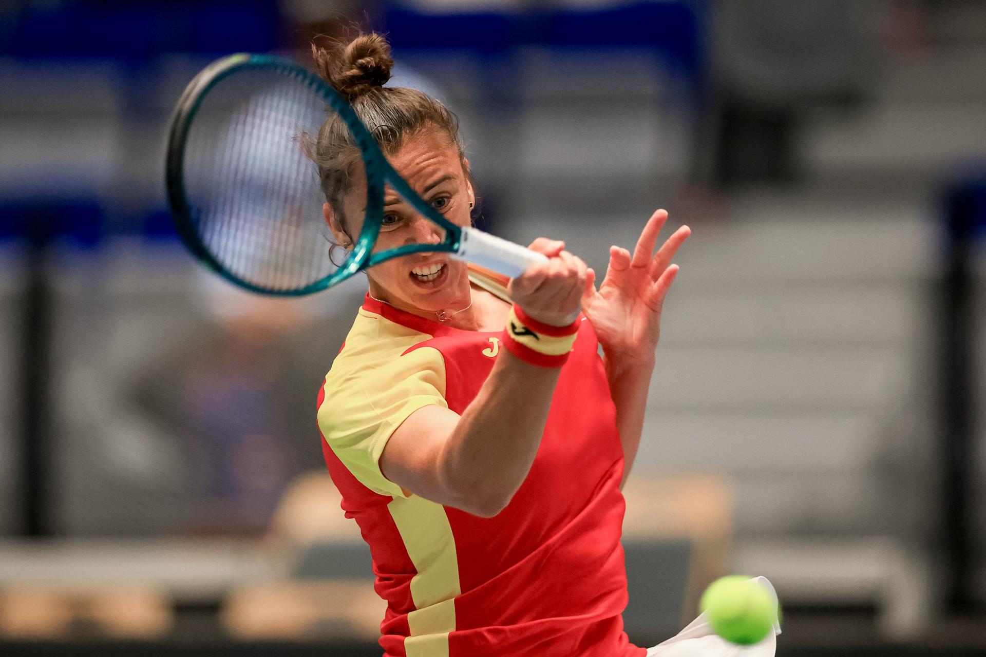 Sara Sorribes puso por delante a España en el enfrentamiento contra Brasil, de la segunda jornada del Grupo B de los clasificatorios de la Copa Billie Jean King, que se disputa en Ostrava (República Checa). EFE/EPA/MARTIN DIVISEK