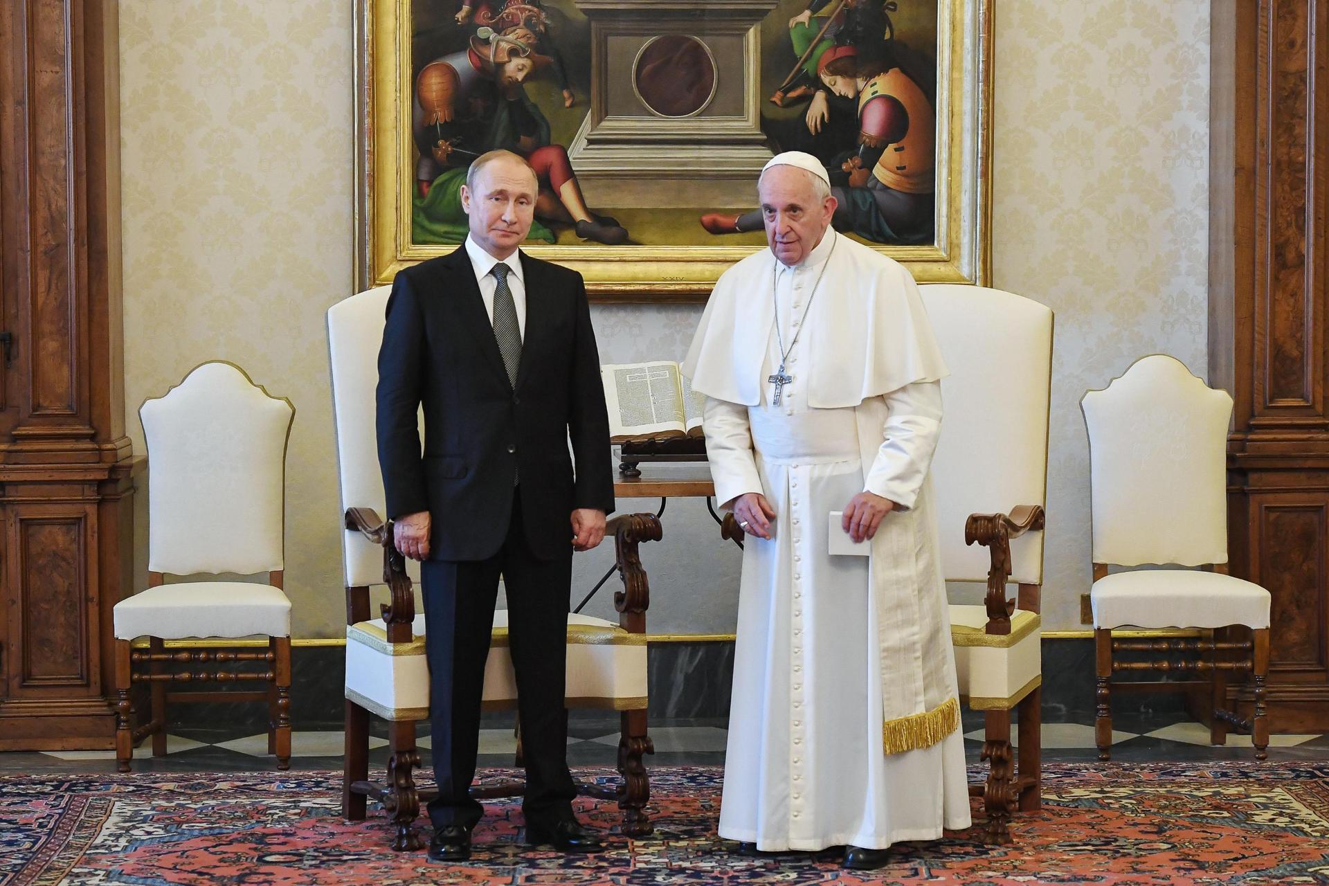 Imagen del Papa Francisco en el Vaticano con el presidente ruso, Vladimir Putin, EFE/EPA/ALESSANDRO DI MEO / POOL