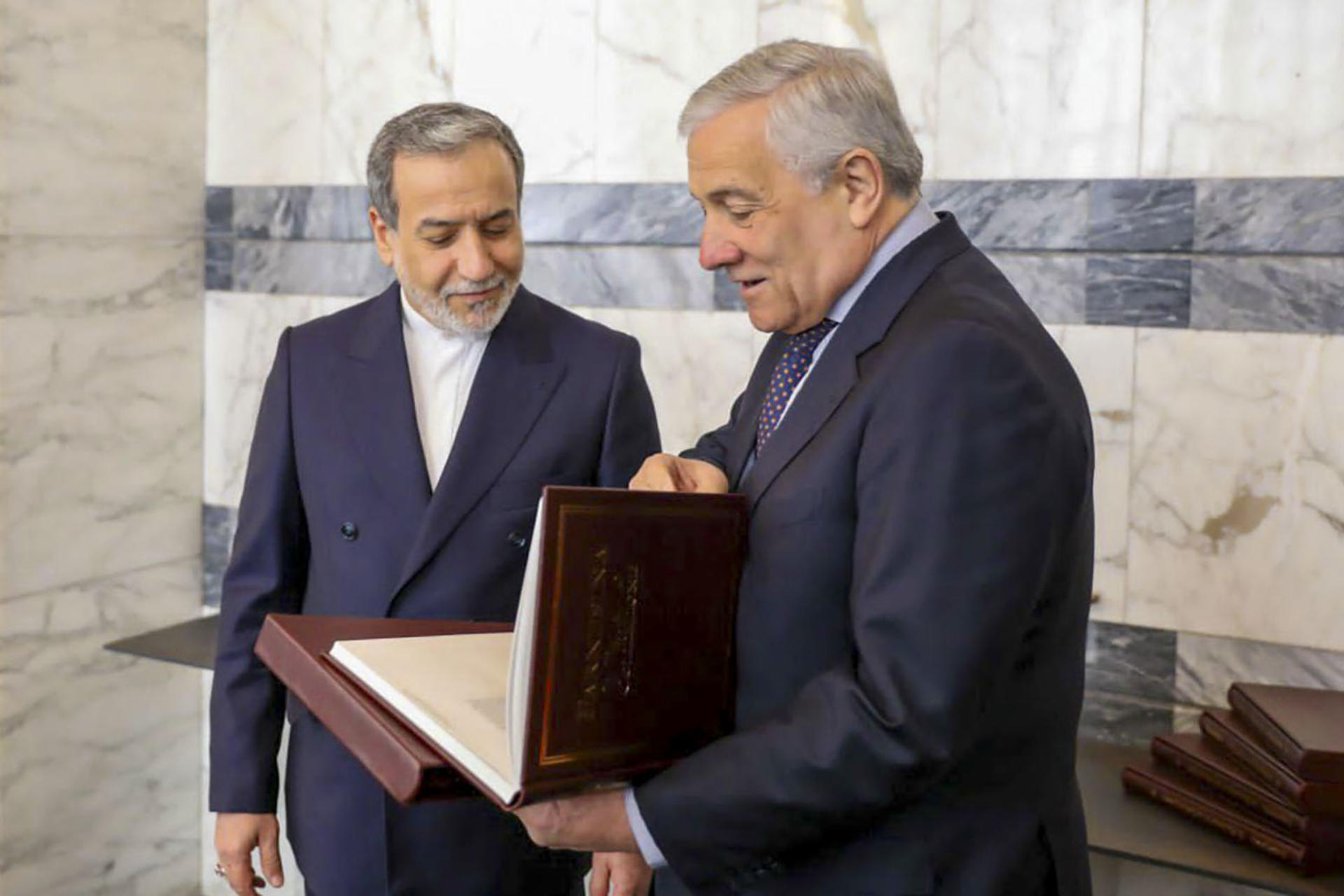 El ministro iraní de Exteriores, Abás Araqchí (i), y su homólogo italiano, Antonio Tajani, mantienen un encuentro en Roma. Irán y Estados Unidos comenzaron este sábado una segunda ronda de conversaciones sobre el programa nuclear iraní en Roma, una semana después de un primer encuentro que ambas partes calificaron de constructivo en Omán, informó la agencia iraní IRNA. EFE/ Ministerio de Asuntos Exteriores Iraní SOLO USO EDITORIAL/SOLO DISPONIBLE PARA ILUSTRAR LA NOTICIA QUE ACOMPAÑA (CRÉDITO OBLIGATORIO)