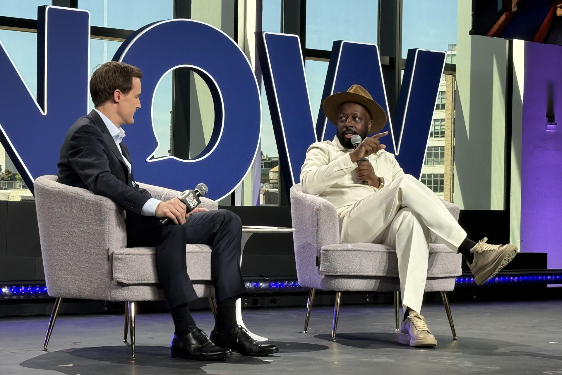 El rapero Wyclef Jean (d) conversa con el fundador y director ejecutivo de Global Citizen, Hugh Evans, este miércoles durante la cumbre Global Citizen NOW en Nueva York (EE.UU.). EFE/ Sarah Yáñez-Richards