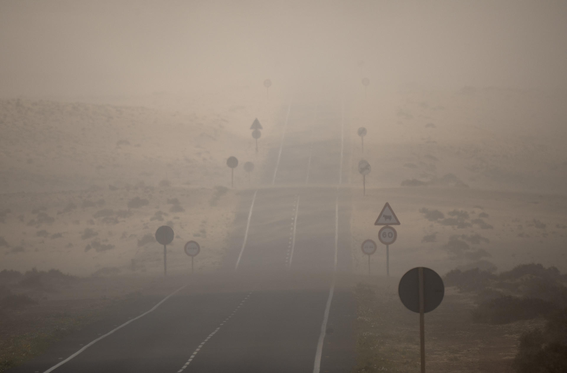 La borrasca Nuria deja lluvias localmente fuertes y rachas huracanadas de viento en Canarias este jueves. EFE/Adriel Perdomo