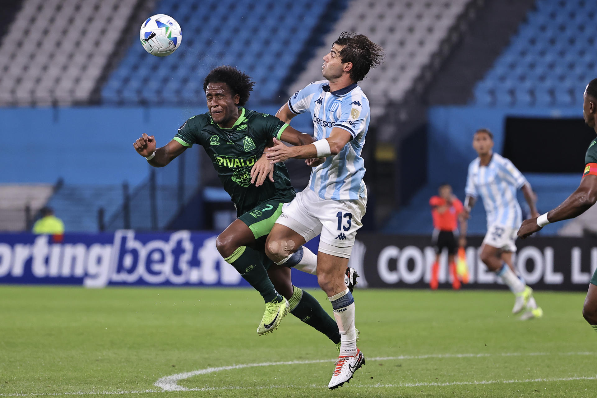 Santiago Sosa (d) de Racing disputa un balón con Kevin Londoño de Atlético Bucaramanga en un partido de la fase de grupos de la Copa Libertadores. EFE/ Juan Ignacio Roncoroni