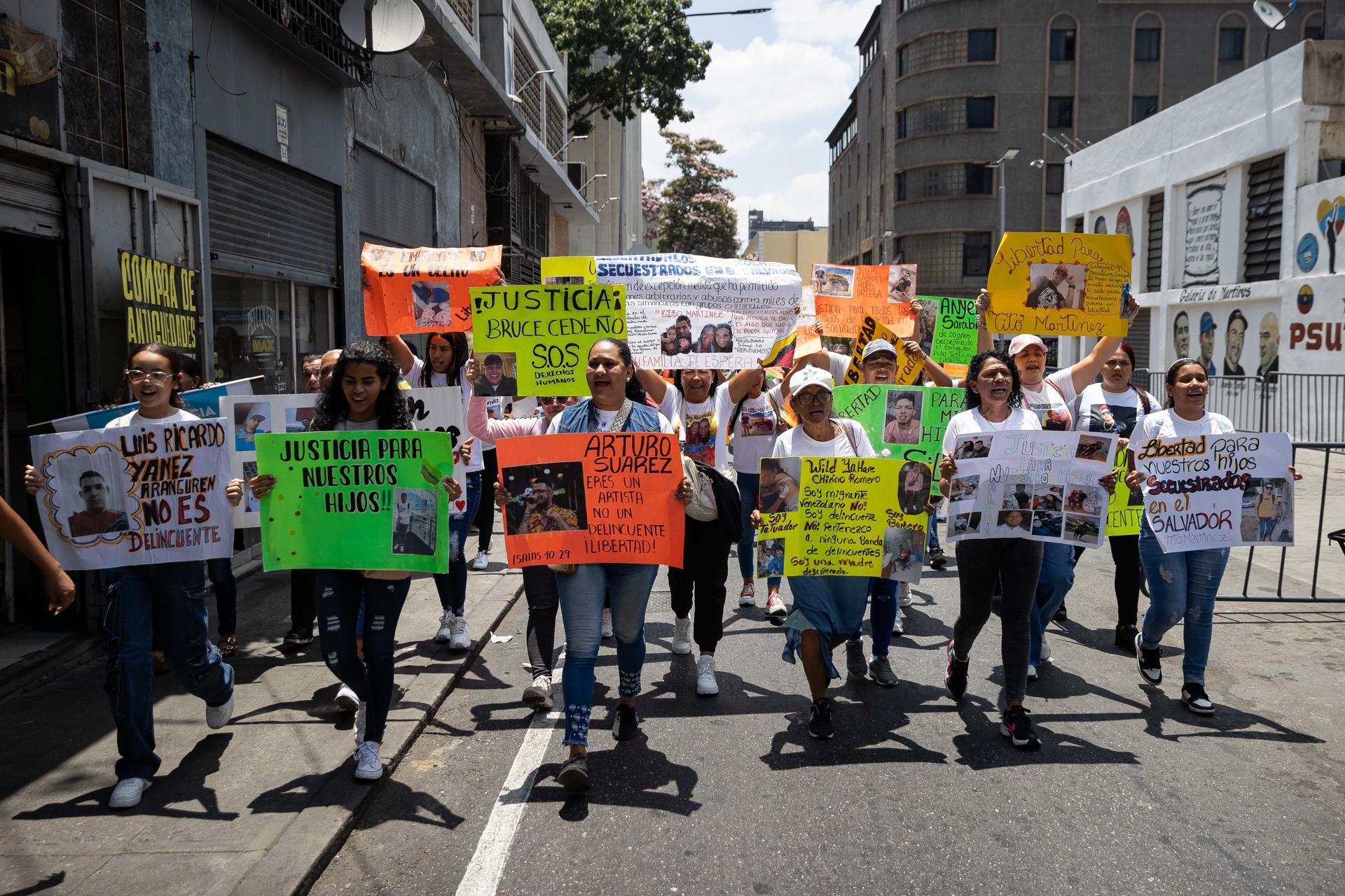 Familiares de venezolanos detenidos en una cárcel salvadoreña se manifiestan este martes, en Caracas (Venezuela). EFE/ Ronald Pena R