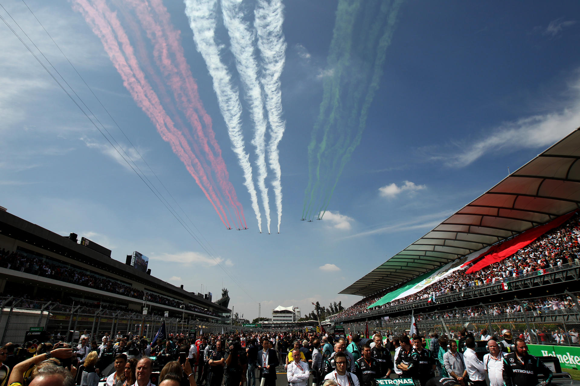 Aviones de la Fuerza Aérea Mexicana sobrevuelan el circuito Autódromo Hermanos Rodríguez, en Ciudad de México (México) en foto de archivo de ULISES RUIZ BASURT. EFE