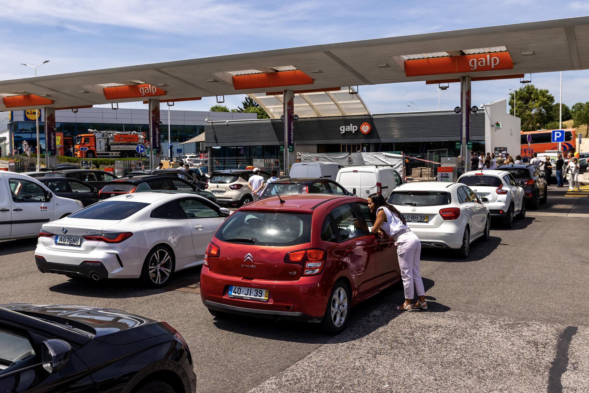 Los conductores esperan en fila para llenar sus vehículos con combustible en la estación de servicio de la autopista A5 debido al apagón que afecta a España y Portugal, en Lisboa, Portugal, 28 de abril de 2025. Un apagón masivo ha afectado a grandes partes de España y se ha extendido a los países vecinos, Portugal y Francia, interrumpiendo los sistemas de transporte, las conexiones a internet y la vida cotidiana, según las autoridades. Se desconoce la causa exacta del apagón. (Francia, España, Lisboa) EFE/EPA/JOSE SENA GOULAO