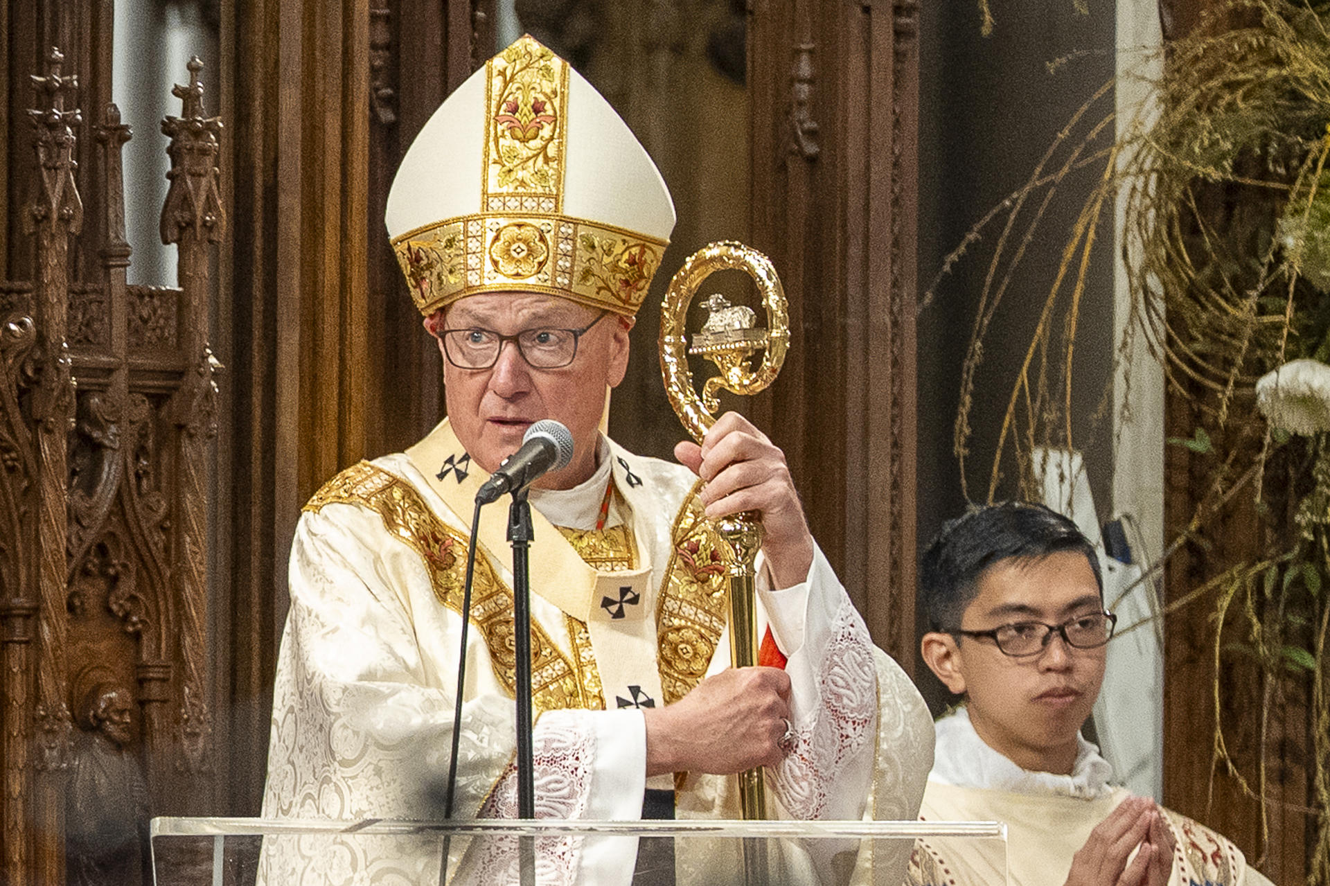 AME1459. NUEVA YORK (ESTADOS UNIDOS), 22/04/2025.- El cardenal Timothy Dolan oficia una misa en honor al papa Francisco este martes, en la catedral de San Patricio en New York (Estados Unidos). EFE/ Ángel Colmenares