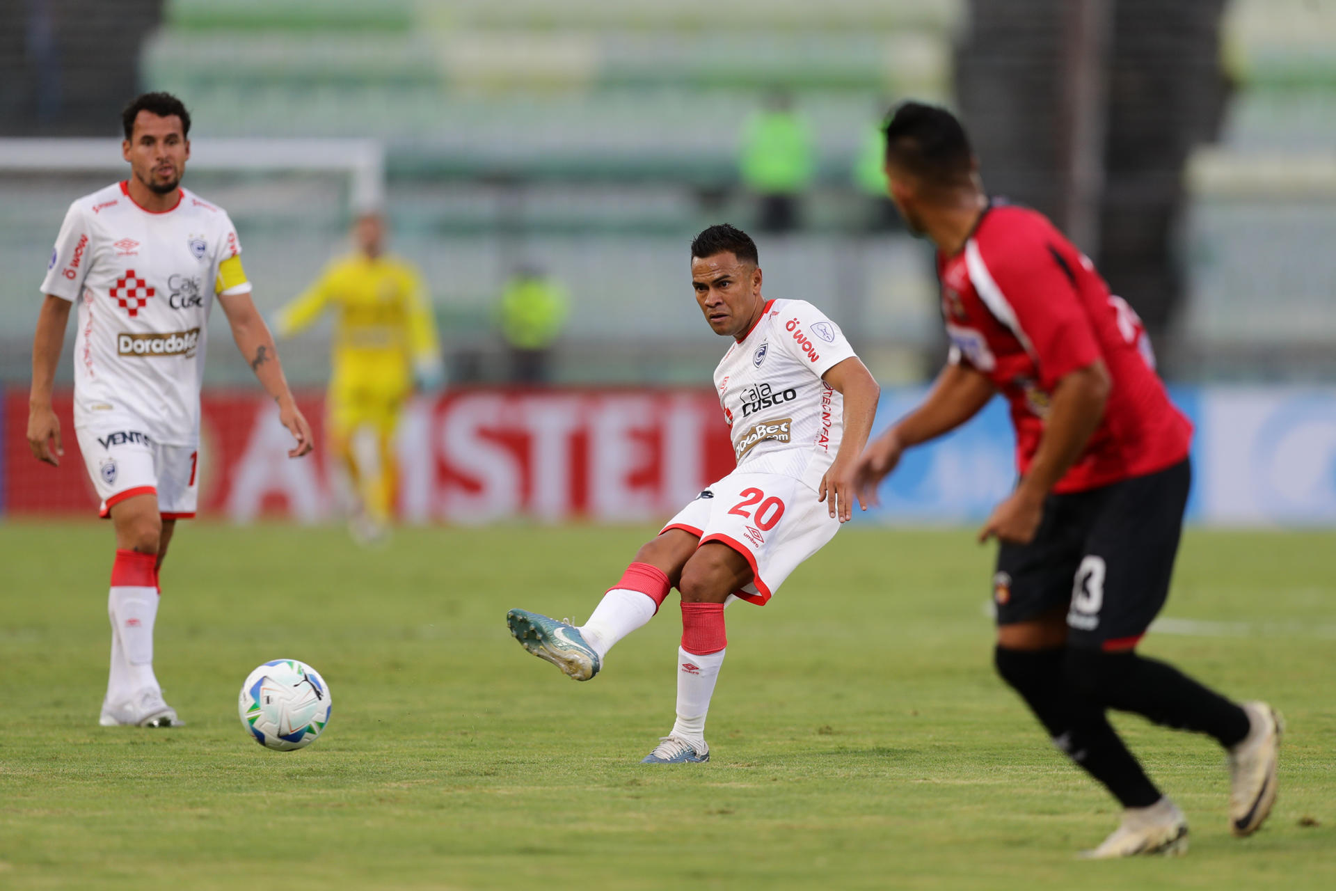 Luis Enrique Benítez de Cienciano golpea el balón este martes, en un partido de la fase de grupos de la Copa Sudamericana. EFE/ Ronald Peña