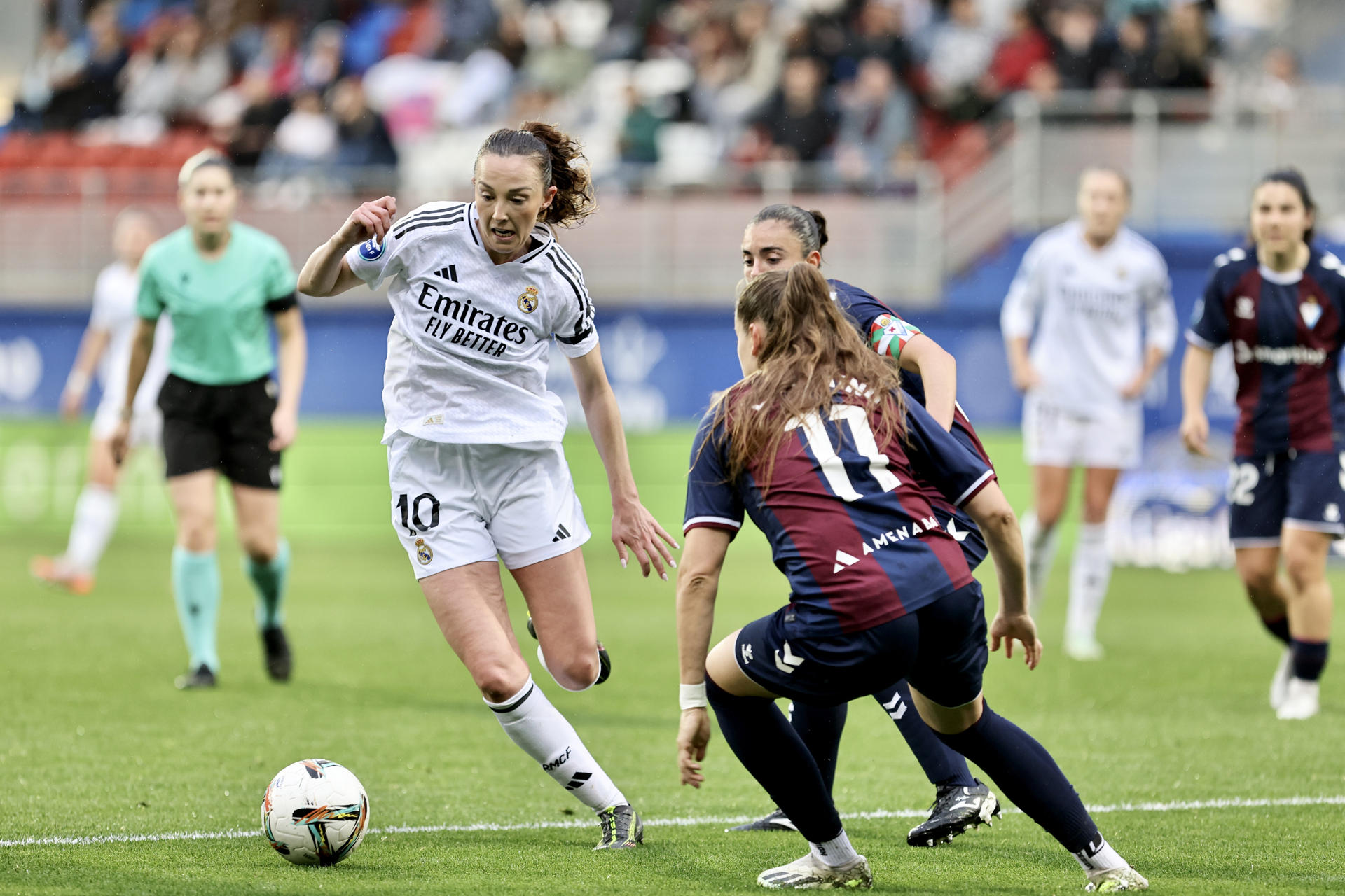 La centrocampista del Real Madrid Caroline Weir (i) disputa un balón con la delantera del Eibar Laura Camino (d) durante el partido de la Liga F entre SD Eibar y Real Madrid celebrado este sábado en el Estadio Municipal de Ipurúa. EFE/ Javi Colmenero