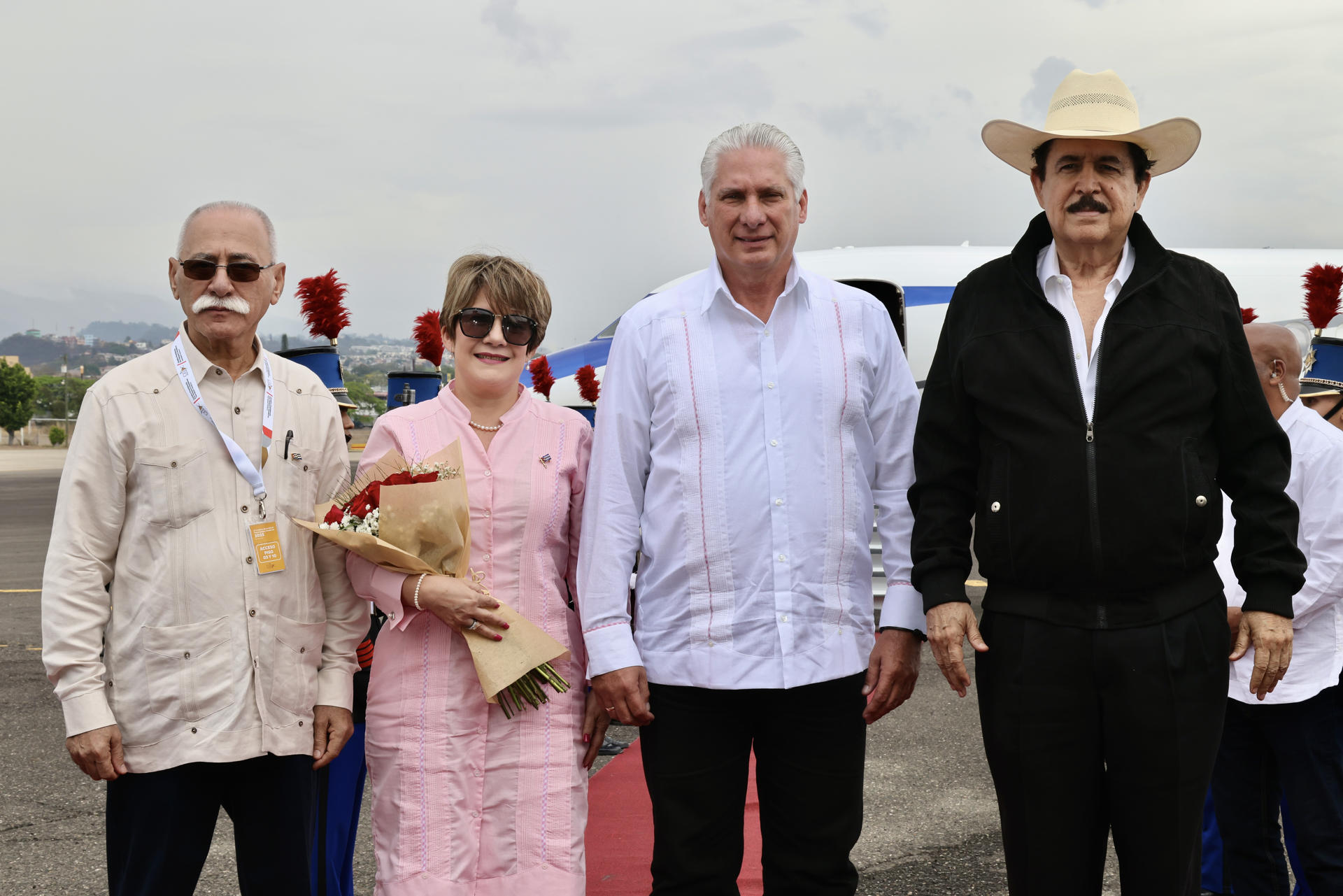 Fotografía cedida por la Presidencia de Cuba del expresidente de Honduras José Manuel Zelaya (d) y el embajador de Cuba en Honduras, Juan Roberto Loforte (i), recibiendo al mandatario cubano, Miguel Díaz-Canel, y la primera dama de Cuba, Lis Cuesta Peraza, a su llegada este martes al aeropuerto de Tegucigalpa (Honduras). EFE/Presidencia de Cuba