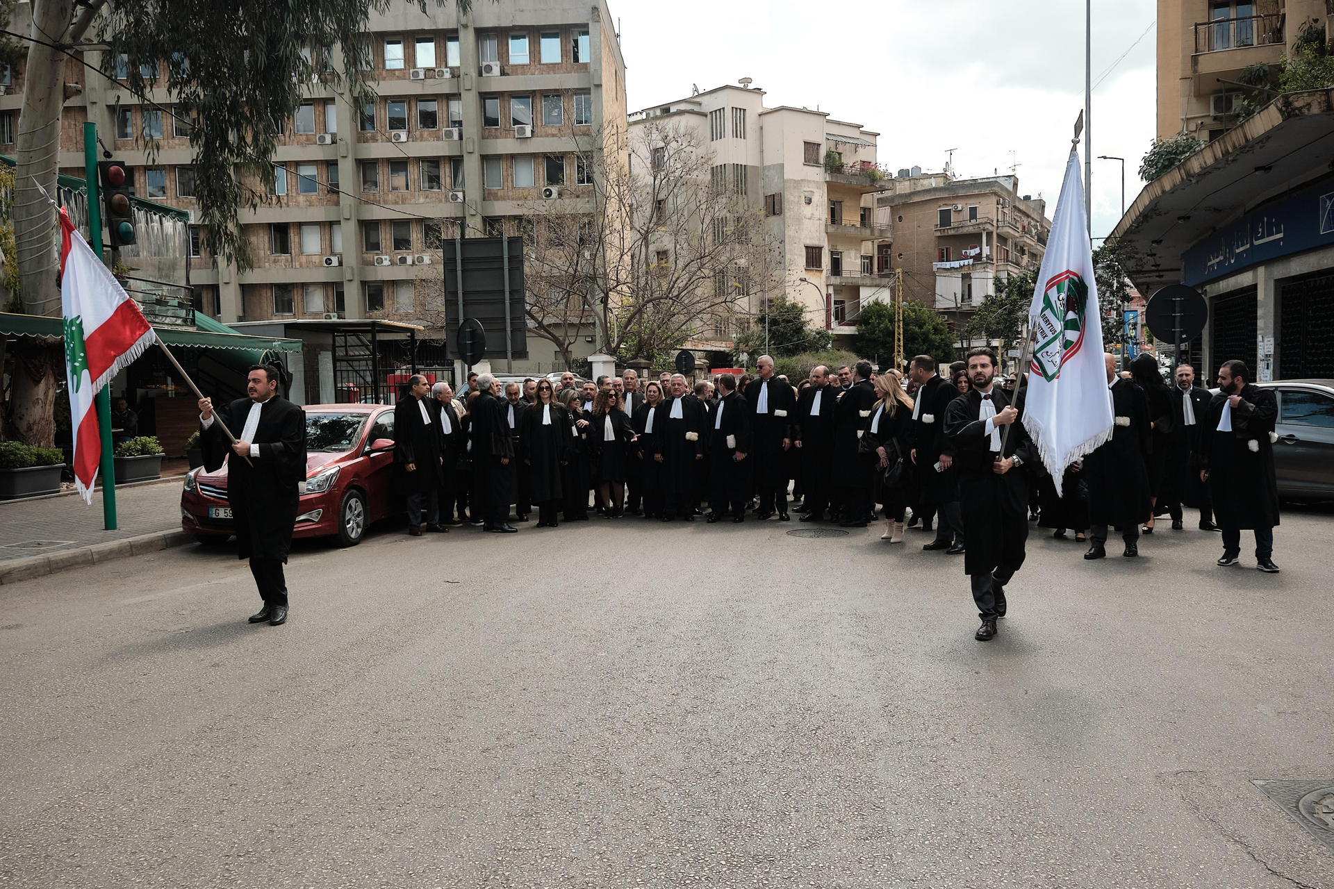 El Colegio de Abogados de Beirut en una marcha a la Tumba del Soldado Desconocido con motivo del 50 aniversario de la guerra civil libanesa este viernes 11 de abril de 2025, en Beirut (Líbano). Decenas de feligreses abandonan la Iglesia Notre-Dame du Salut en el barrio beirutí de Ain el Remmaneh, donde hace medio siglo comenzó la guerra civil libanesa, mientras una furgoneta destartalada anuncia por los megáfonos un evento para conmemorar el aniversario de una tragedia que sus testigos piden no repetir pero tampoco olvidar. EFE/ Edgar Gutiérrez