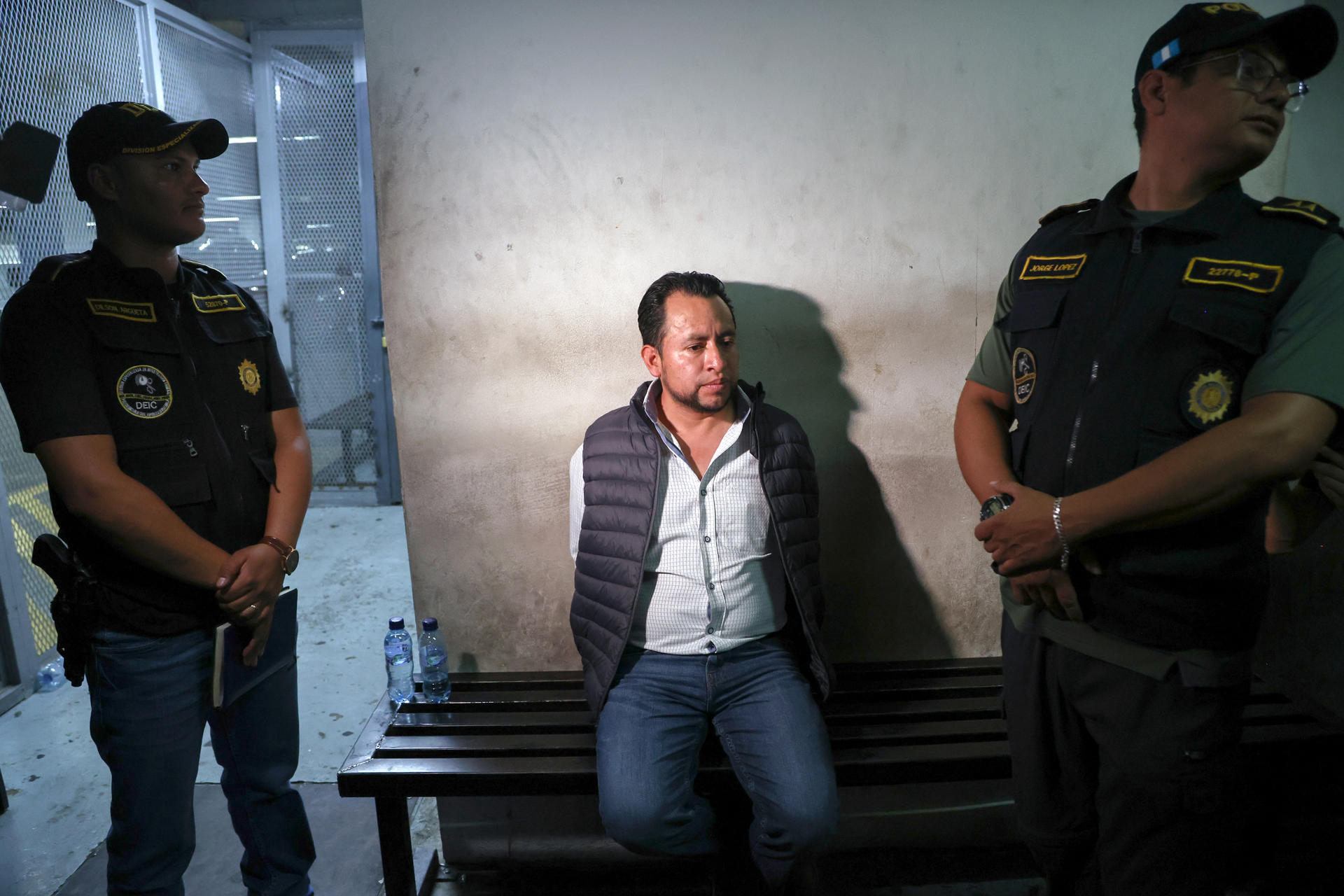 El actual viceministro de Desarrollo Sostenible de Guatemala, Luis Pacheco, es custodiado en la Torre de Tribunales este 23 de abril de 2025, en Ciudad de Guatemala (Guatemala). EFE/ Mariano Macz