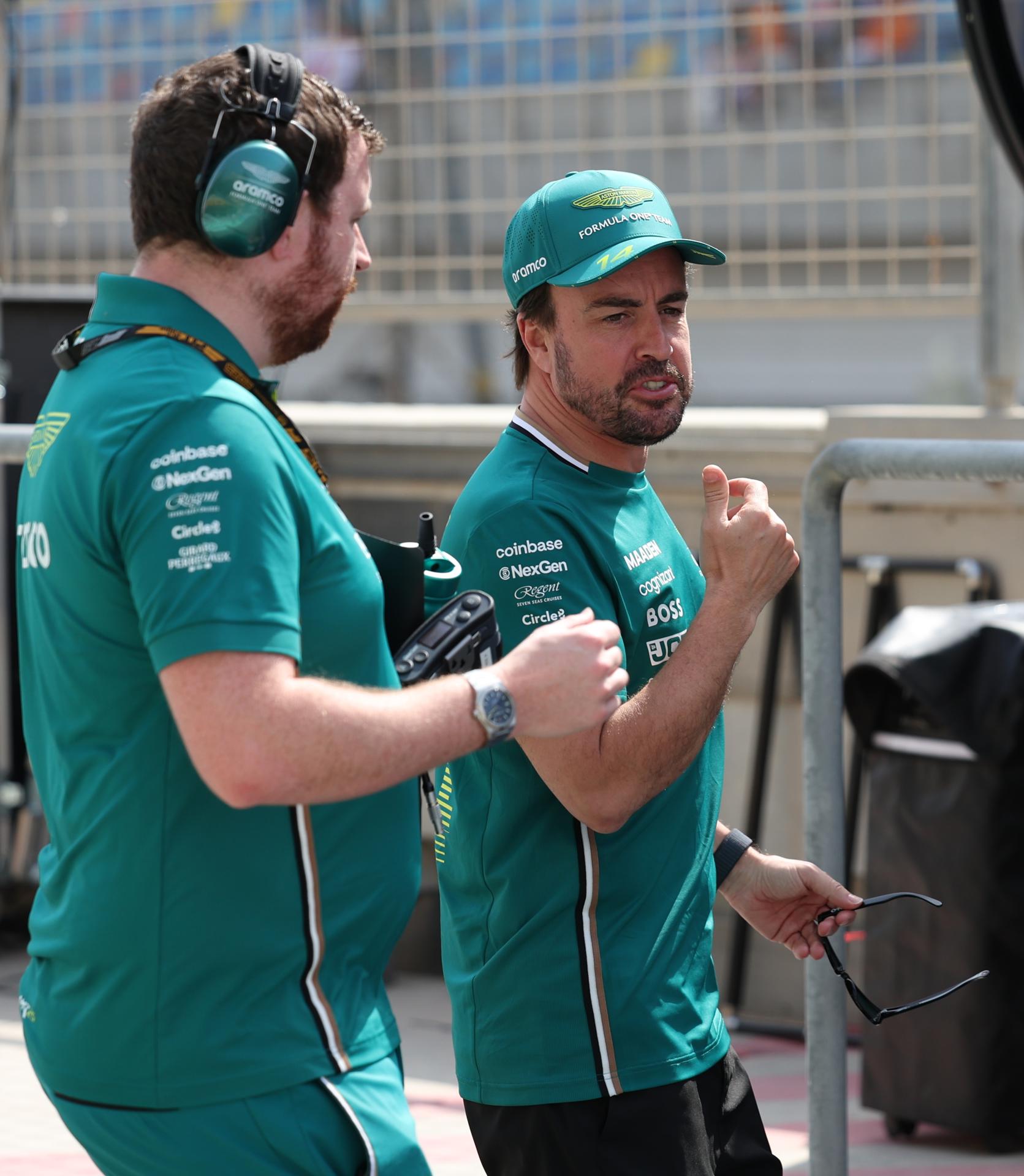 SAKHIR (Bahrain), 11/04/2025.- El español Fernando Alonso (Aston Martin), doble campeón del mundo de Fórmula Uno, que marcó el decimoquinto tiempo en los entrenamientos libres del Gran Premio de Baréin, el cuarto del Mundial, este viernes en el circuito de Sakhir. EFE/EPA/ALI HAIDER