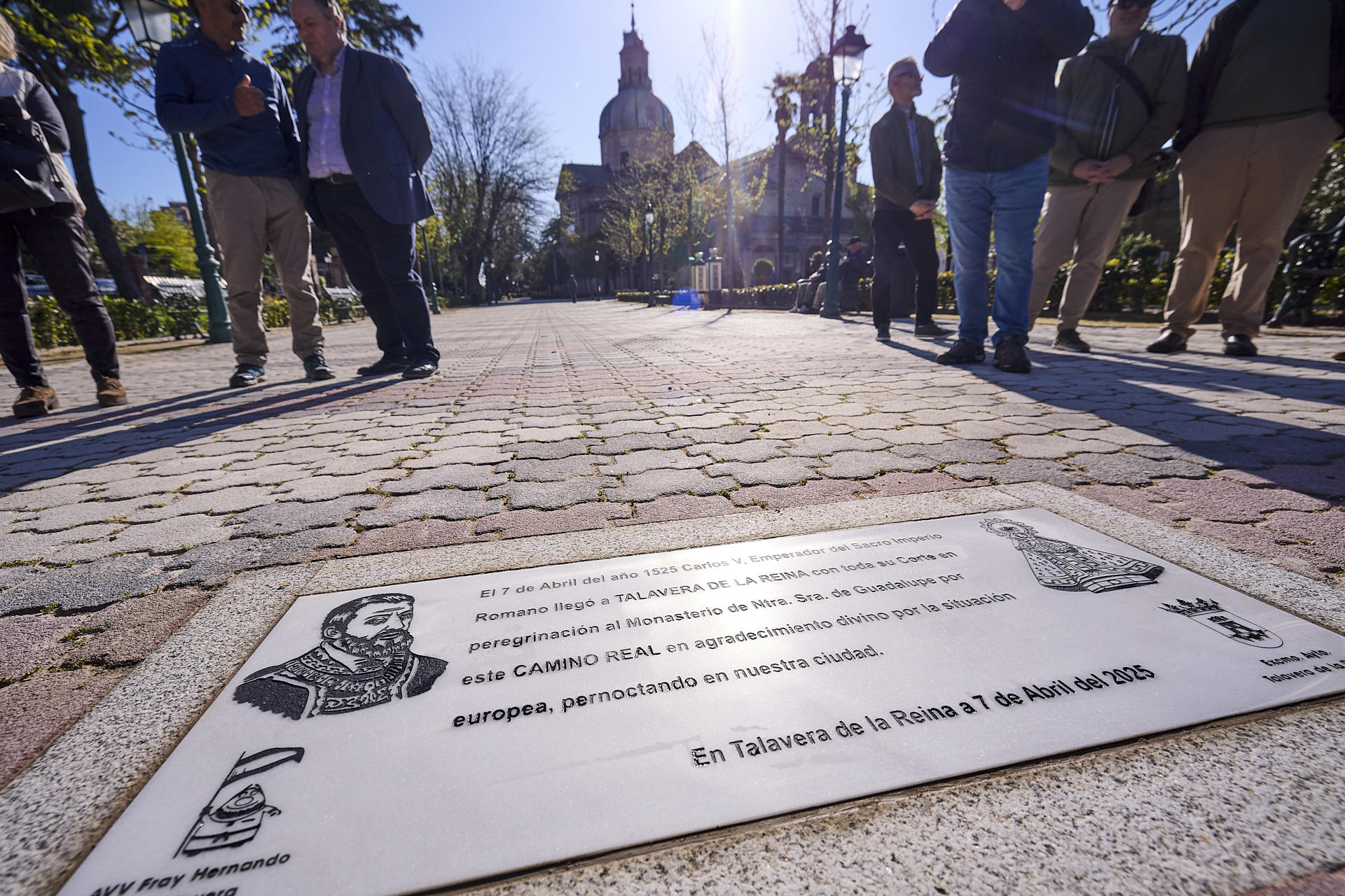 Vista de la placa que se ha descubierto este lunes. EFE/ Manu Reino