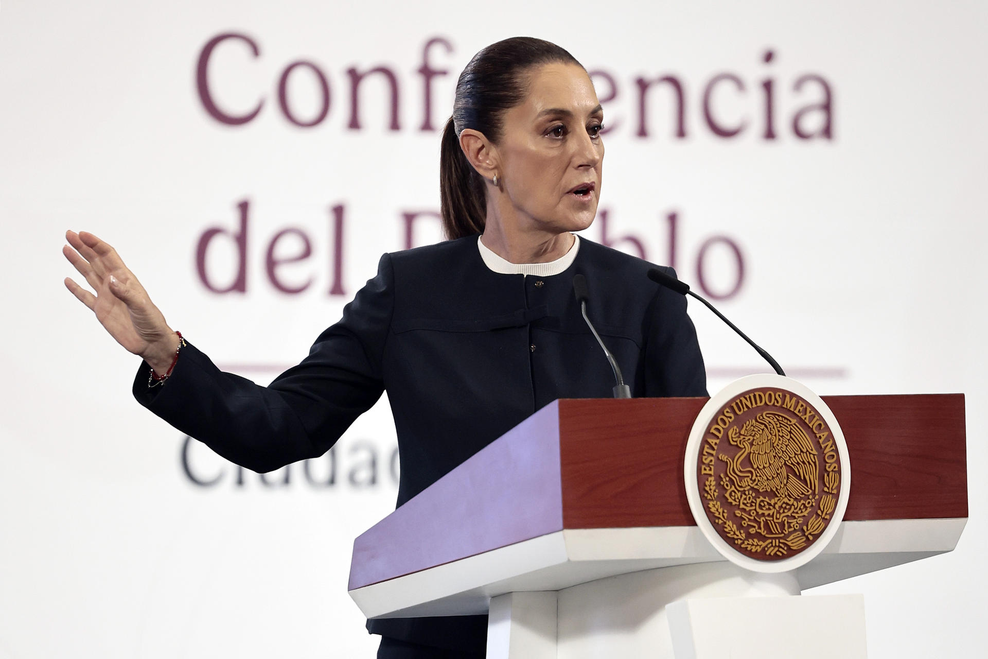 La presidenta de México, Claudia Sheinbaum habla durante una rueda de prensa este miércoles, en el Palacio Nacional de la Ciudad de México (México). EFE/ José Méndez