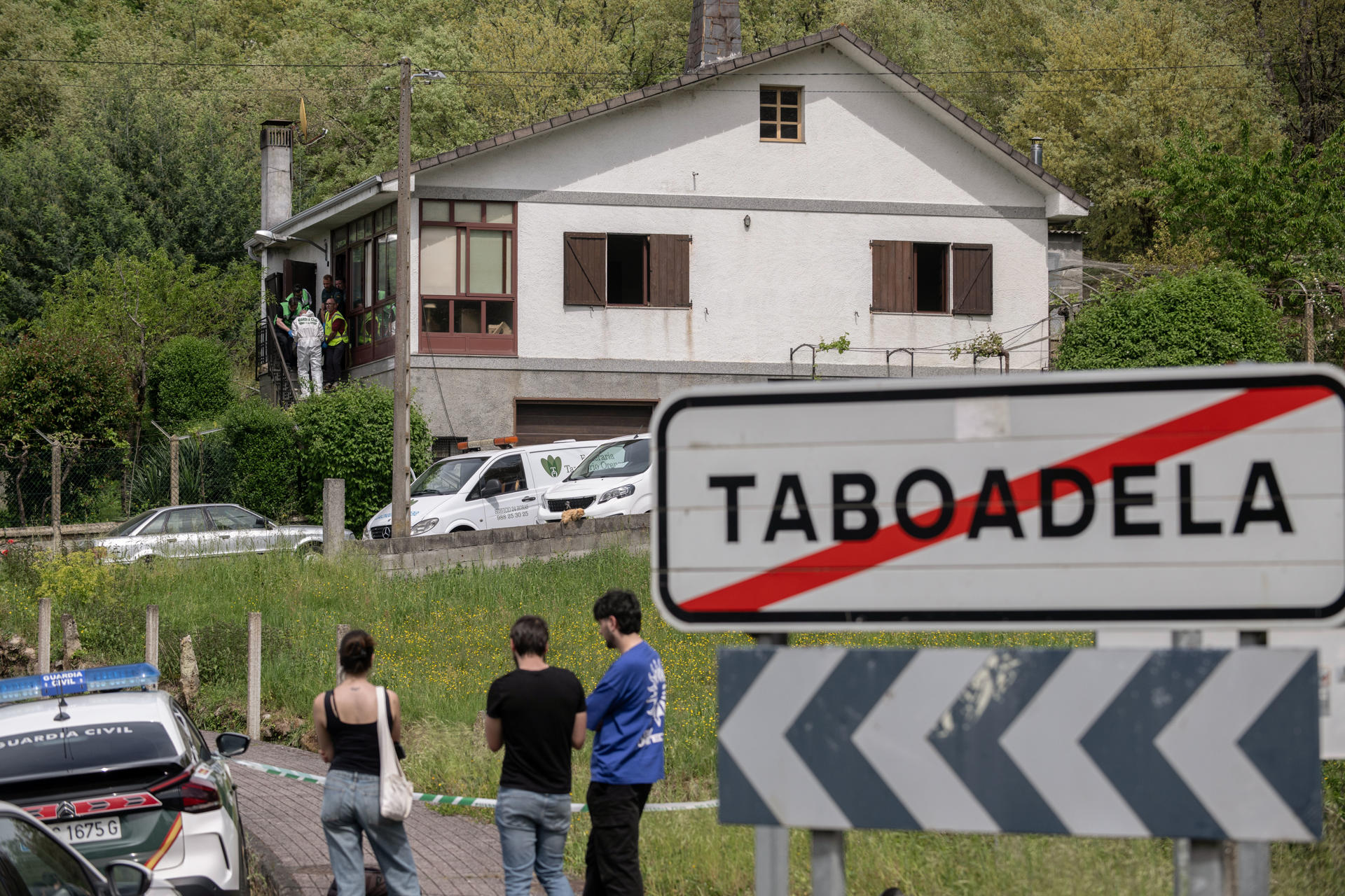 Vista de la vivienda donde tres personas, una pareja y su hijo, han fallecido por inhalación de monóxido de carbono en Taboadela (Ourense). El suceso lo está invesigando la Guardia Civil para aclarar si la inhalación de monóxido de carbono causante tuvo su origen en un generador activado durante el apagón eléctrico del lunes para suministrar energía a un respirador médico. EFE/ Brais Lorenzo