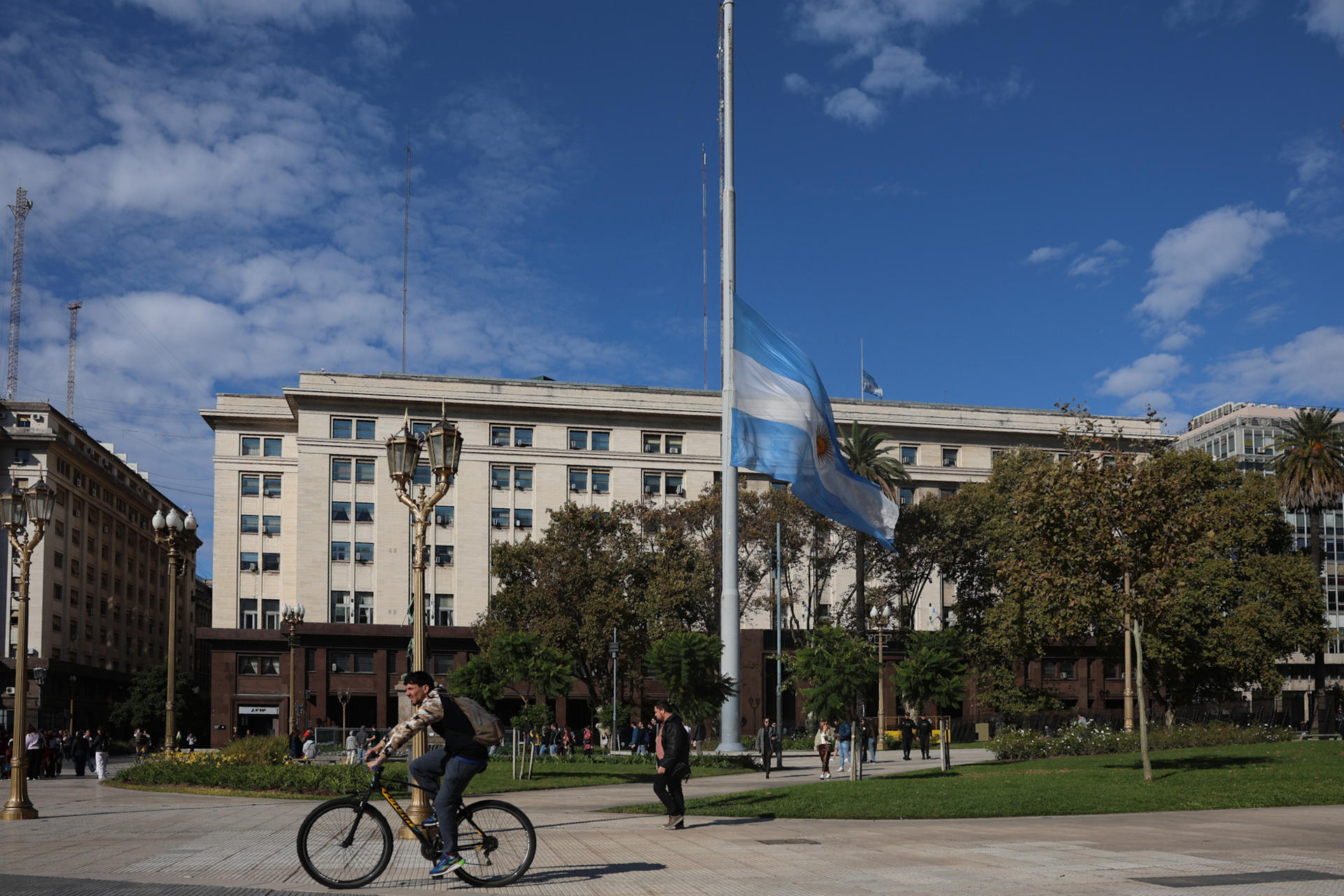 Fotografía donde se observa la bandera argentina a media asta este lunes, en la Plaza de Mayo en Buenos Aires (Argentina). EFE/ Juan Ignacio Roncoroni