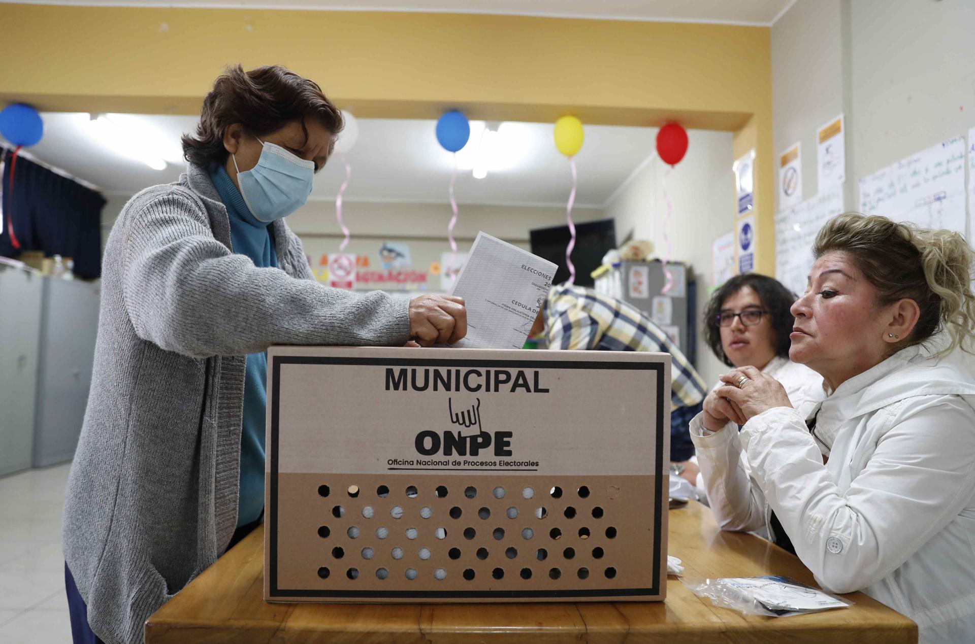Una mujer deposita su voto en una urna ubicada en Lima (Perú), en una fotografía de archivo. EFE/Paolo Aguilar