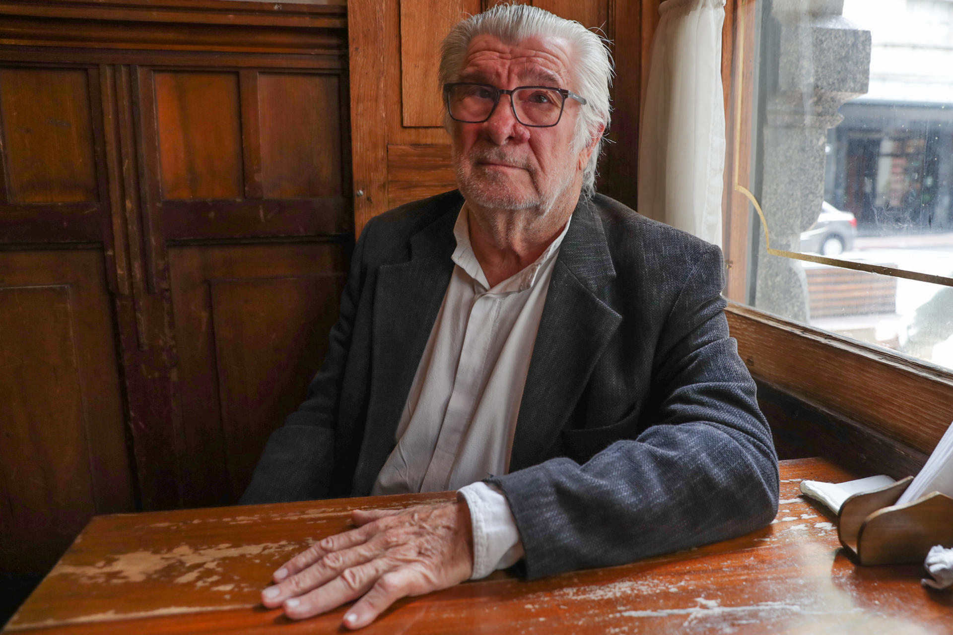 Fotografía del 9 de abril de 2025 del presidente de la Asociación Amigos de Eduardo Galeano, Pedro Weinberg, posando durante una entrevista con EFE, al interior del Café Brasilero en Montevideo (Uruguay). EFE/ Alejandro Prieto
