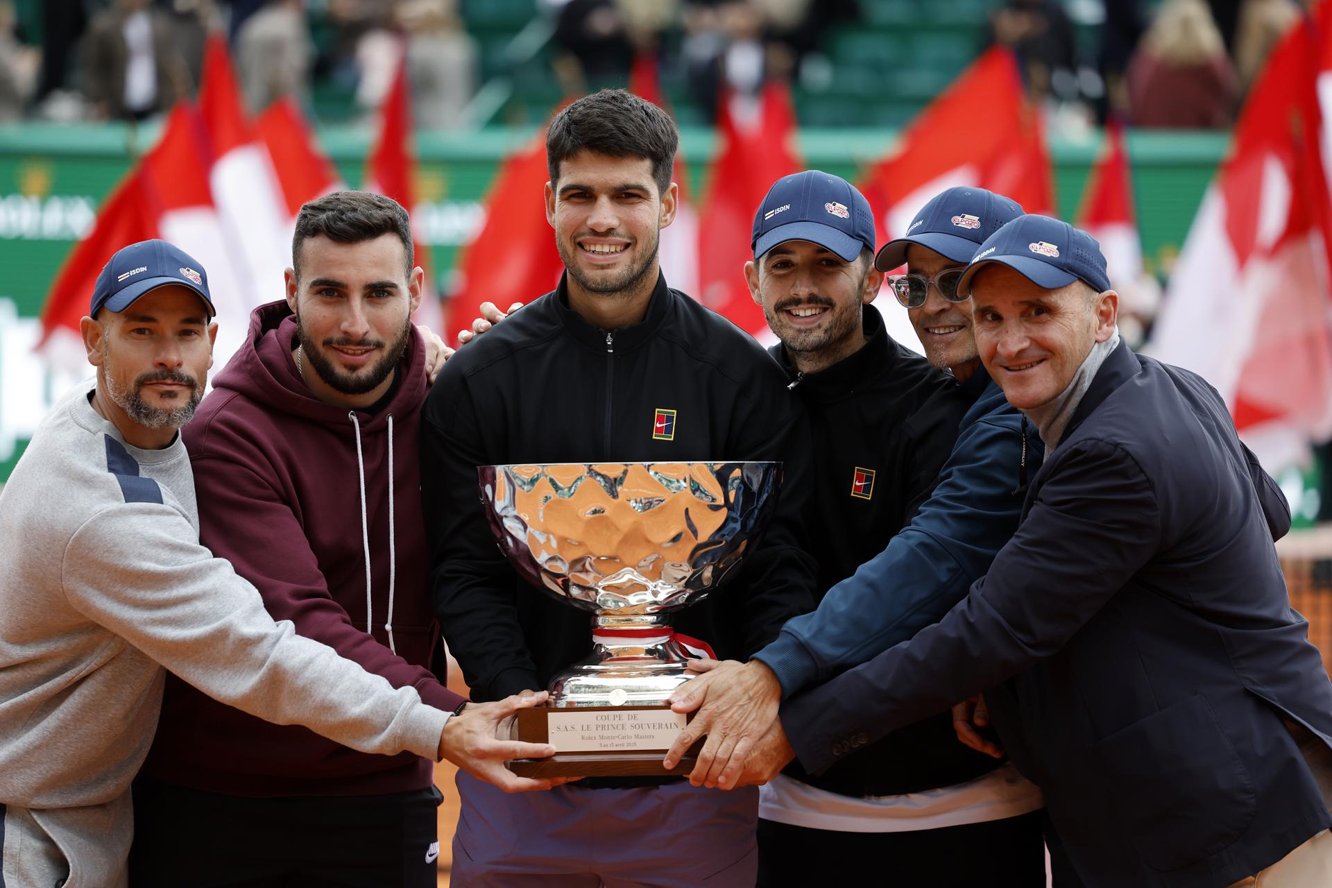 El tenista español Carlos Alcaraz y su equipo posan con el trofeo tras ganar contra el italiano Lorenzo Musetti en la final del torneo Masters de Montecarlo. EFE/EPA/SEBASTIEN NOGIER
