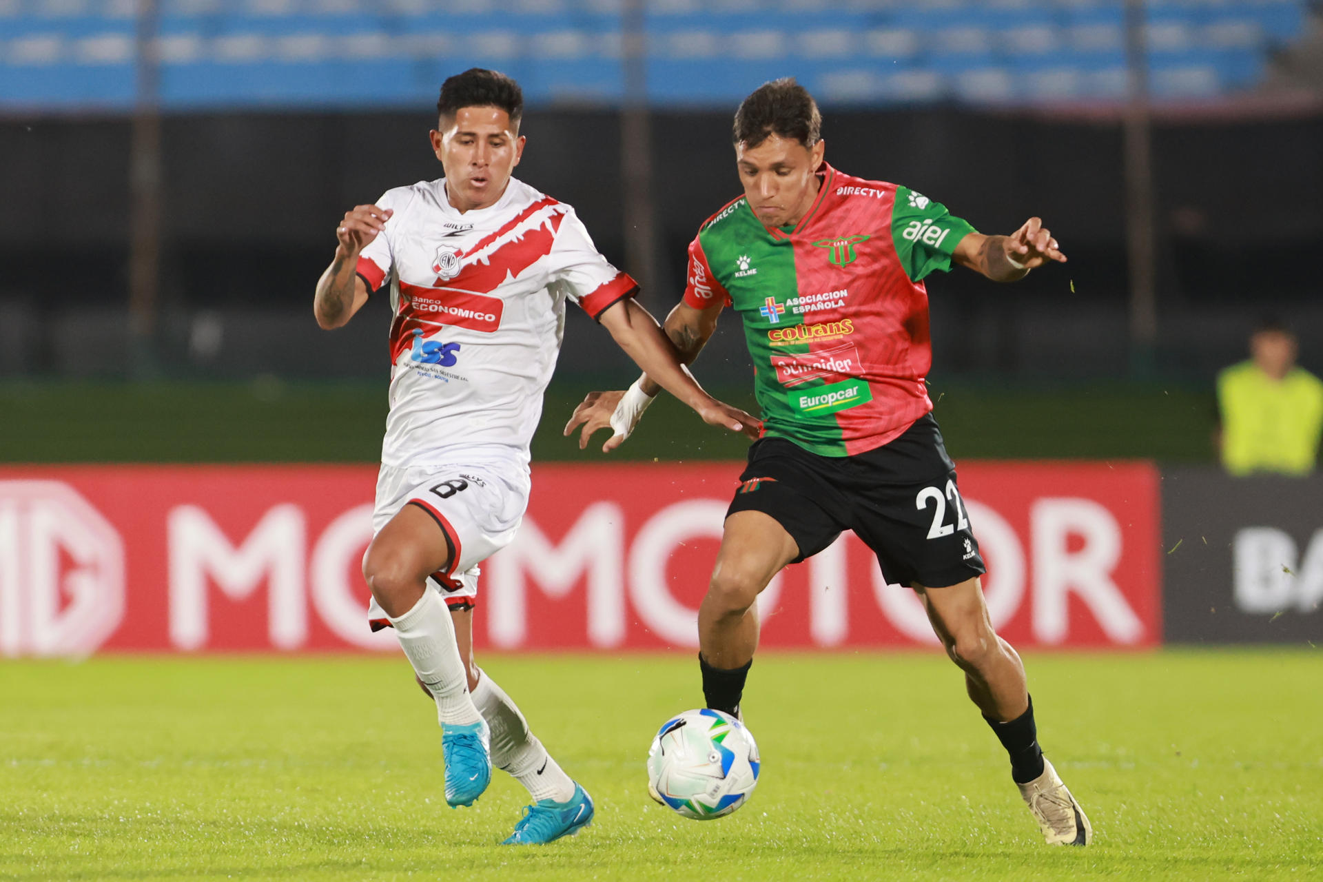 Fredy Joel Martínez (d) de Bostón River disputa un balón con Luis Fernando Pavia de Nacional Potosí en un partido de la fase de grupos de la Copa Sudamericana. EFE/ Gastón Britos