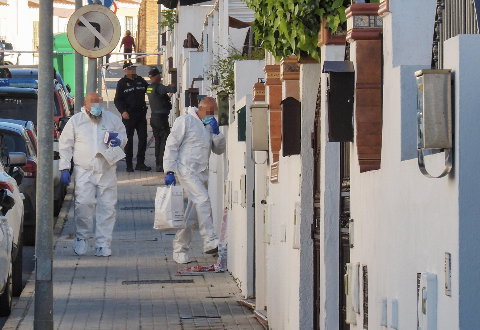 Imagen de este jueves, cuando efectivos de Criminalística de la Guardia Civil investigaban el caso de una mujer de 55 años que fue encontrada muerta en el interior de la vivienda donde residía en la calle Madroño, en el barrio de El Almendral de Cartaya (Huelva). EFE/Julián Pérez