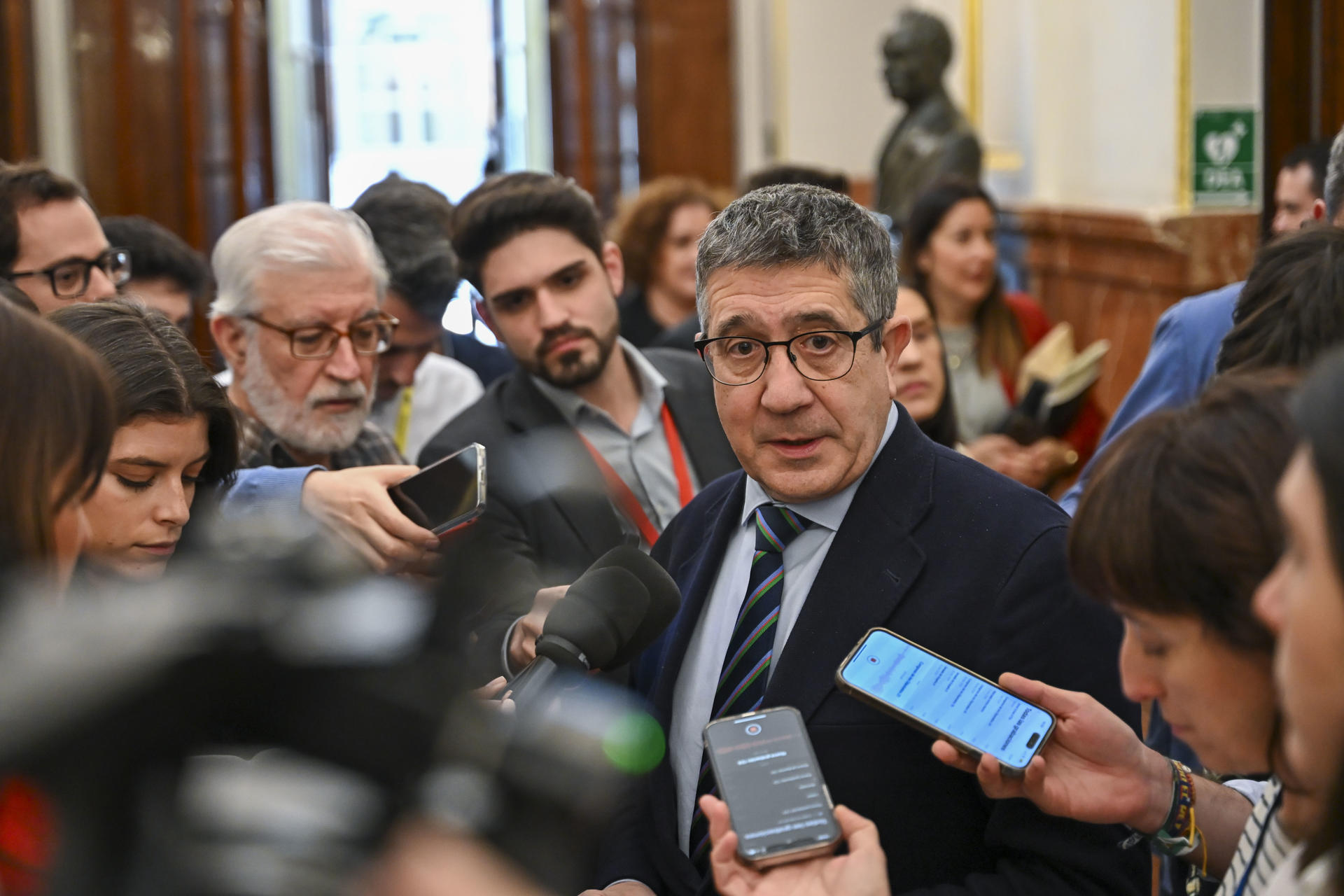 El portavoz del PSOE, Patxi López realiza declaraciones a la prensa esta semana en los pasillos del Congreso. EFE/ Fernando Villar