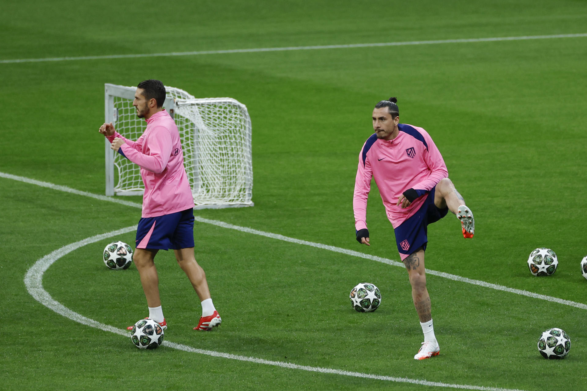 Koke y Giménez, en una foto de archivo durante un entrenamiento. EFE/Juanjo Martín