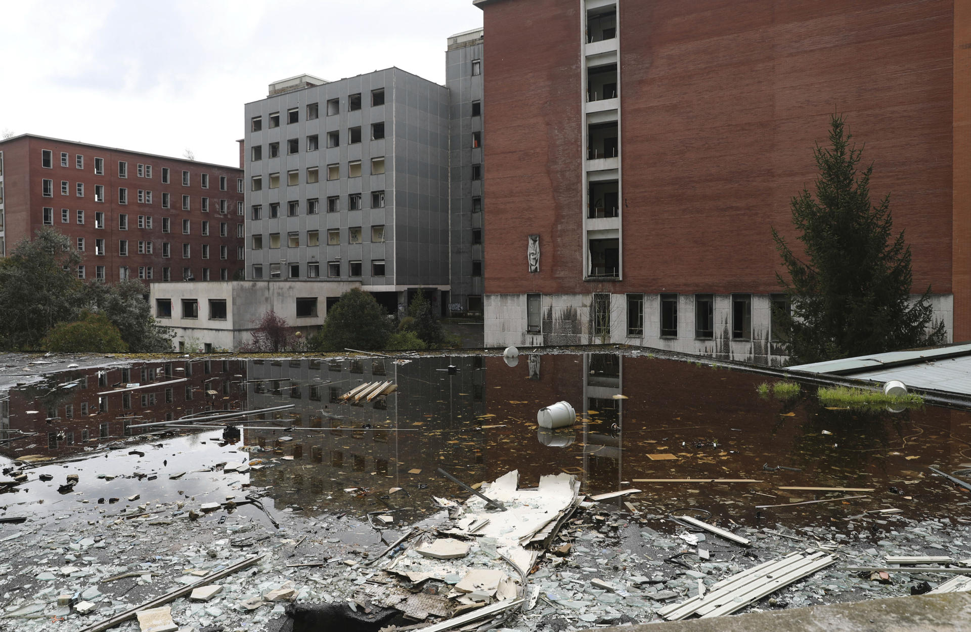 Un abandonado y completamente desvalijado antiguo Hospital Universitario Central de Asturias (HUCA), en Oviedo, espera su demolición once años después de que echara el cierre al trasladarse todos los servicios sanitarios que albergaba a un complejo asistencial de nueva construcción en la zona de La Cadellada. EFE/ J. L. Cereijido