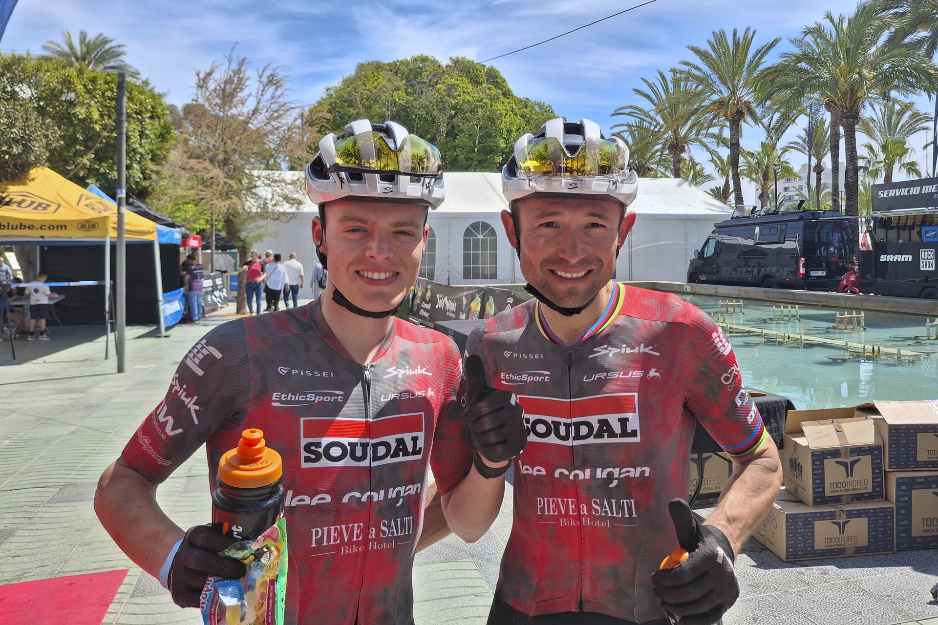 La pareja formada por el colombiano Héctor Leonardo Páez (d), exdoble campeón del mundo, y el italiano Dario Cherchi (i) consiguieron el maillot de líderes tras una gran exhibición en la primera etapa de la Vuelta a Ibiza MTB Siroko by Shimano, disputada con intenso calor con salida en la capital ibicenca y llegada en Sant Antoni, de 67 km y 2.100 metros de desnivel. EFE/Carlos De Torres