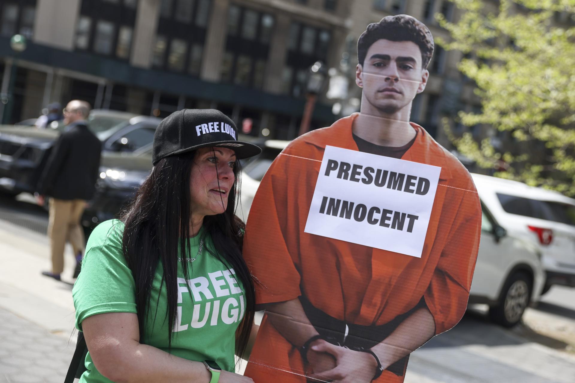 Un manifestante con una figura de cartón de Luigi Mangione se reúne frente a un tribunal federal durante una audiencia para Mangione en Nueva York, Nueva York, EE. UU., el 25 de abril de 2025. EFE/EPA/SARAH YENESEL