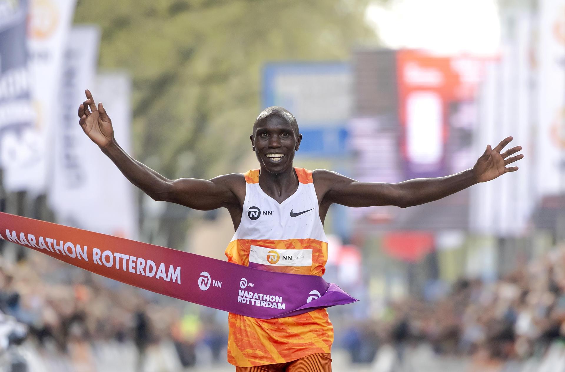 El keniano Geoffrey Kamworor cruza la línea de meta y gana el Maratón de Rotterdam. EFE/EPA/Iris van den Broek