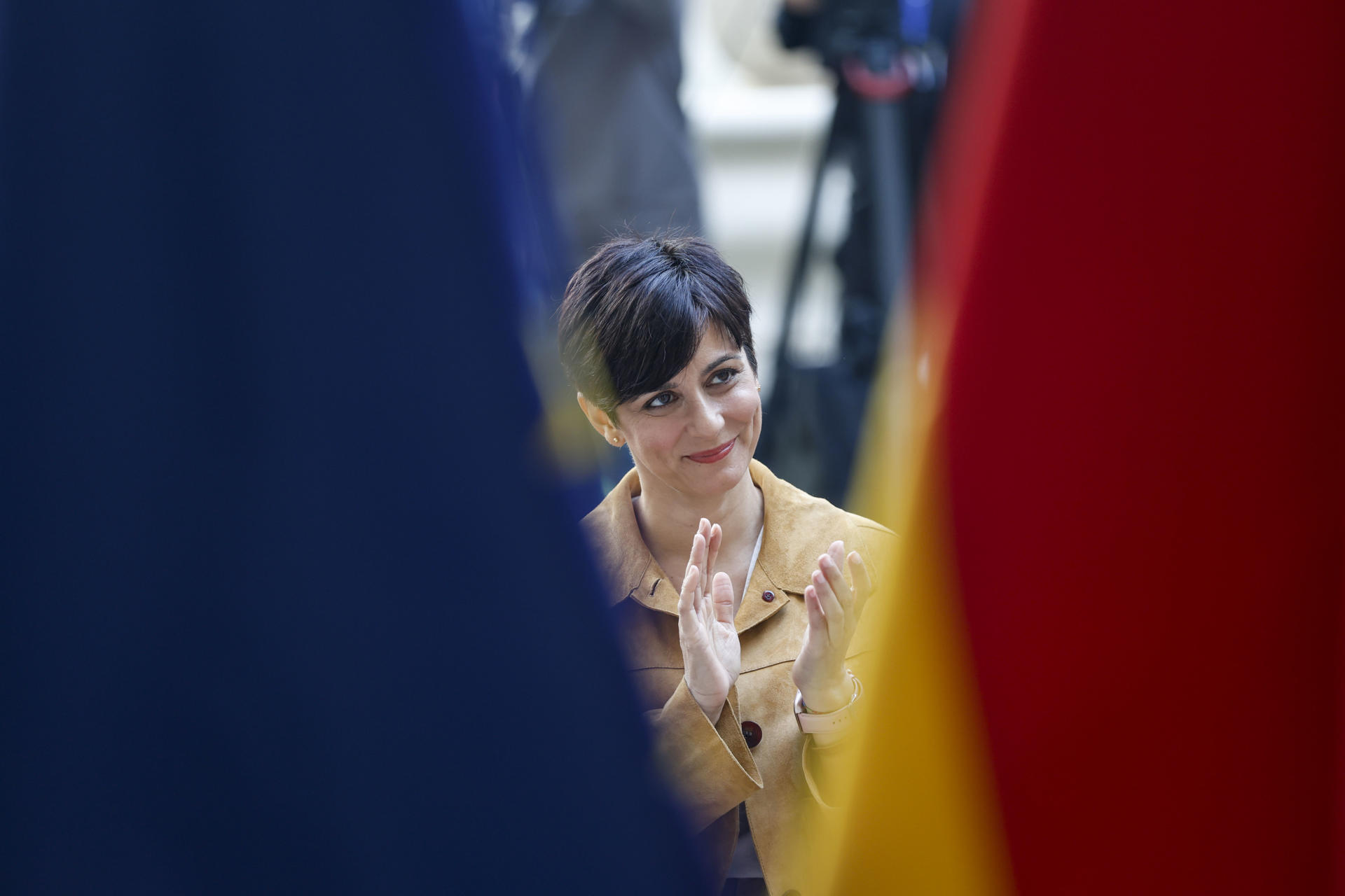 La ministra de Vivienda, Isabel Rodríguez, firma con los municipios valencianos afectados por la dana los convenios para actualizar sus agendas urbanas y construir viviendas adaptadas a la nueva realidad climática, una situación que sigue al anuncio del Gobierno de invertir 1.300 millones de euros en 10 años y que ayudará a recuperar la vivienda en Valencia. EFE/Miguel Ángel Polo