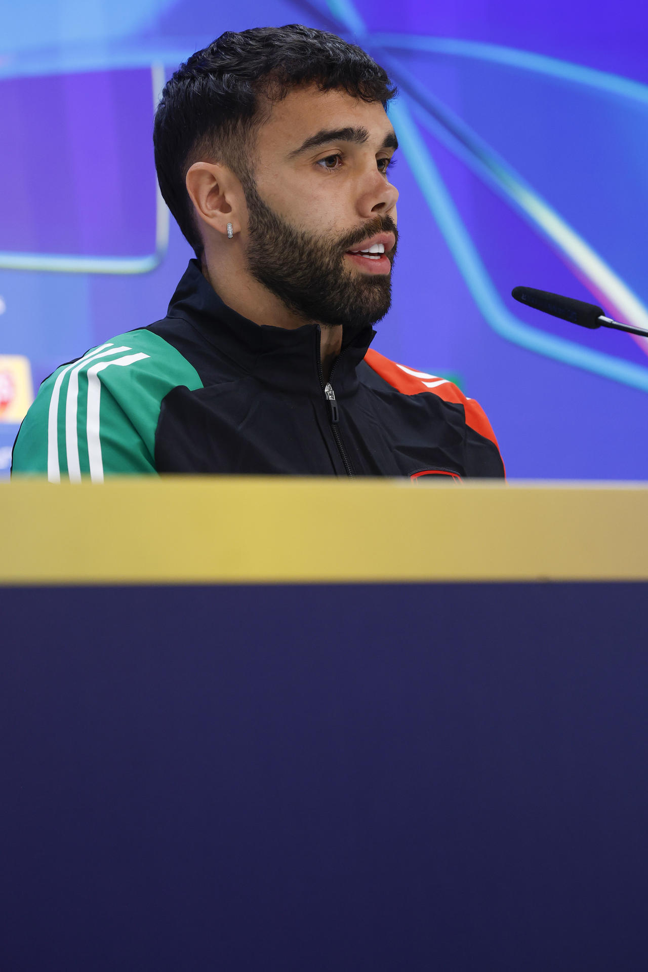 El portero del Arsenal, David Raya, durante la rueda de prensa ofrecida este martes en Madrid, en la víspera del partido de vuelta de cuartos de final de la Liga de Campeones que Real Madrid y Arsenal FC disputan mañana en el estadio Santiago Bernabéu. EFE/J.P. Gandul