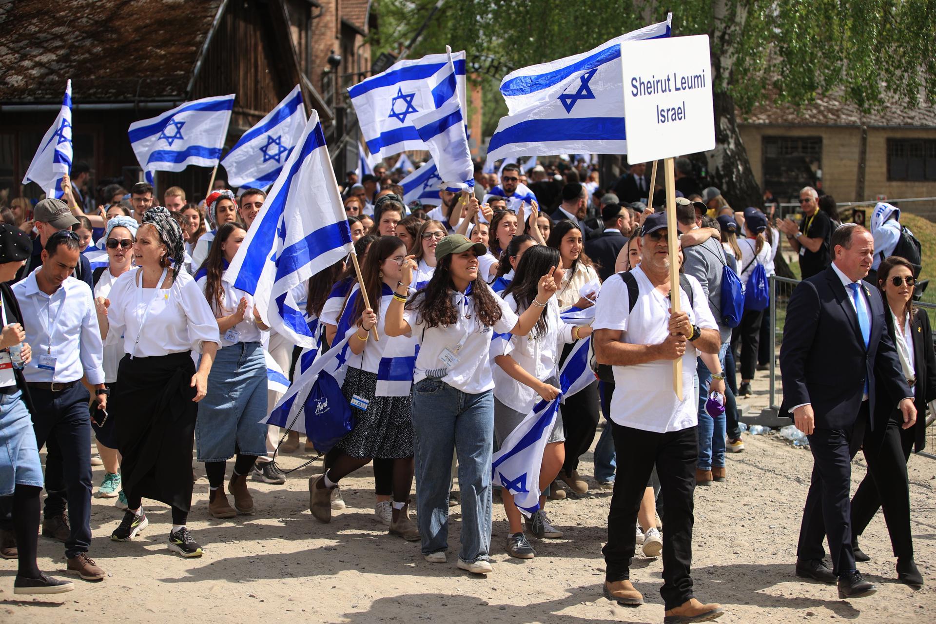Las personas participan en la 'Marcha de los Vivos' en el antiguo campo de exterminio nazi alemán Auschwitz-Birkenau en Oswiecim, Polonia del sur, el 24 de abril de 2025. La marcha anual 'Marcha de los Vivos' para conmemorar el Holocausto tiene lugar en el sitio del campo de exterminio nazi Auschwitz-Birkenau. La Marcha de los Vivos se celebra desde 1988 para conmemorar el Día del Recuerdo del Holocausto. (Polonia) EFE/EPA/JAREK PRASZKIEWICZ POLONIA FUERA