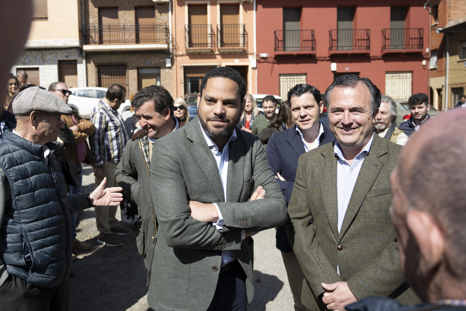 El secretario general de Vox, Ignacio Garriga (c), antes de mantener un encuentro con alcaldes del medio rural en Puebla de Don Rodrigo (Ciudad Real), EFE/Jesús Monroy